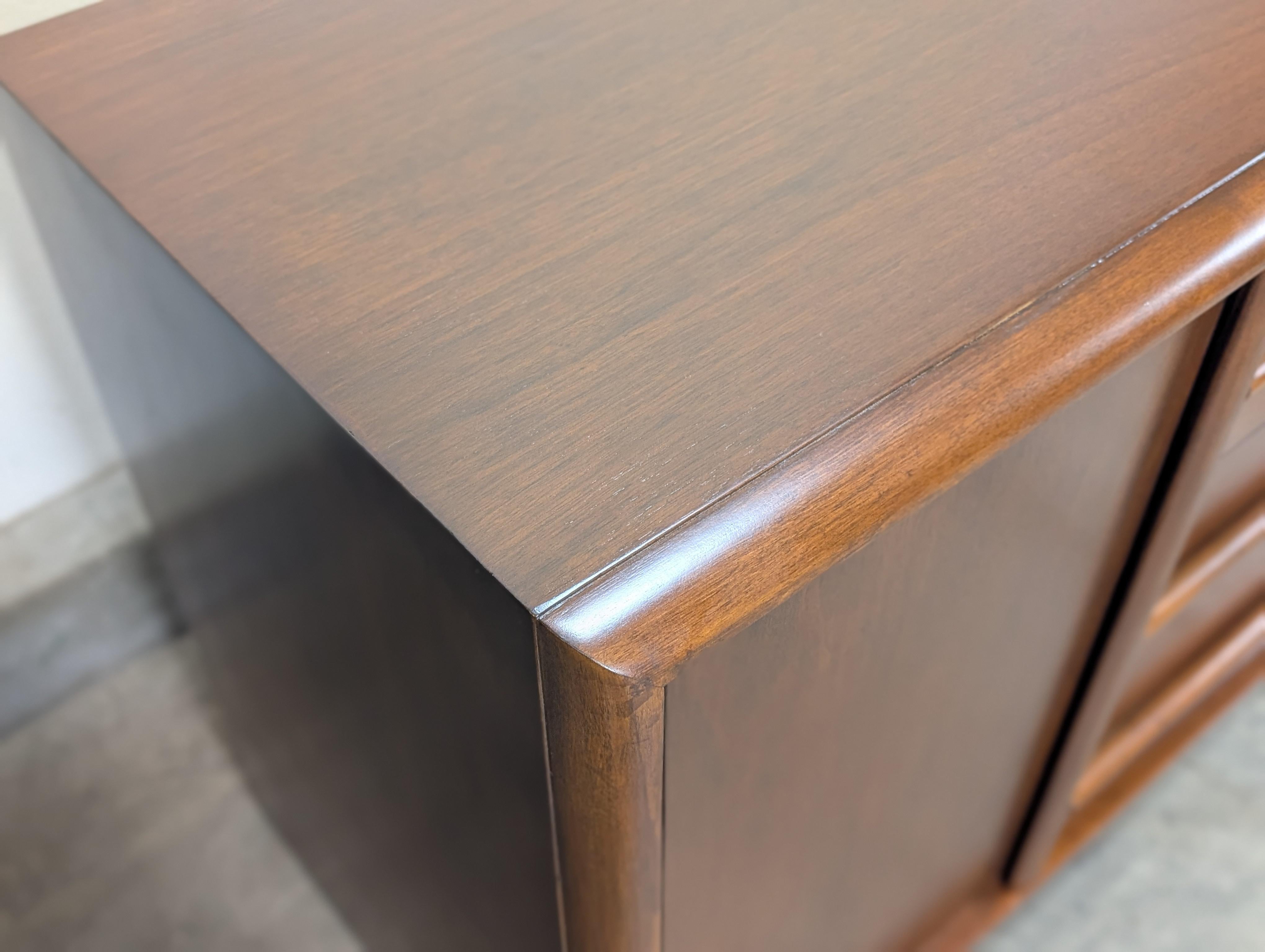 Modernes Nussbaum-Buffet aus der Jahrhundertmitte von T.H. Robsjohn-Gibbings für Widdicomb, um 1960 im Angebot 10