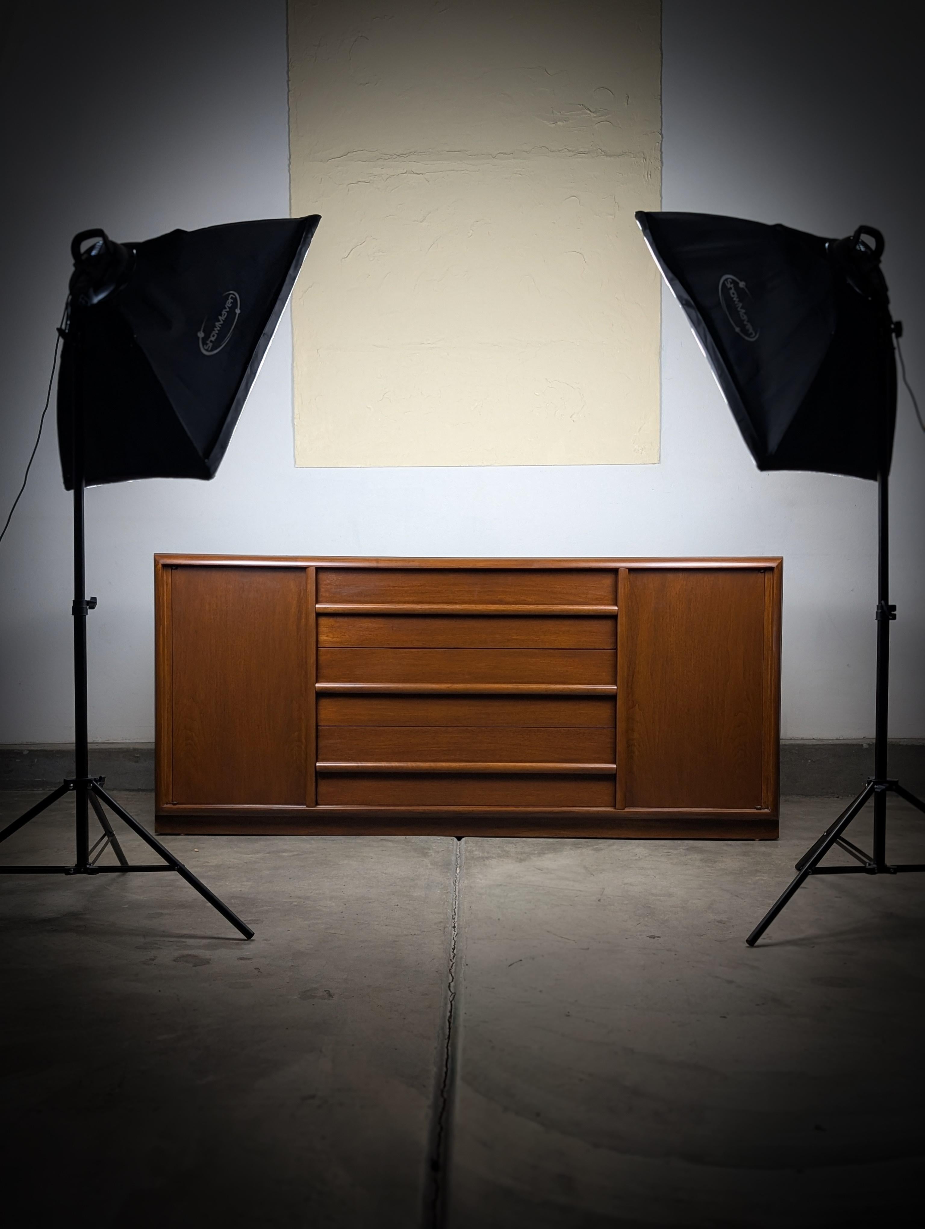 Modernes Nussbaum-Buffet aus der Jahrhundertmitte von T.H. Robsjohn-Gibbings für Widdicomb, um 1960 im Angebot 11