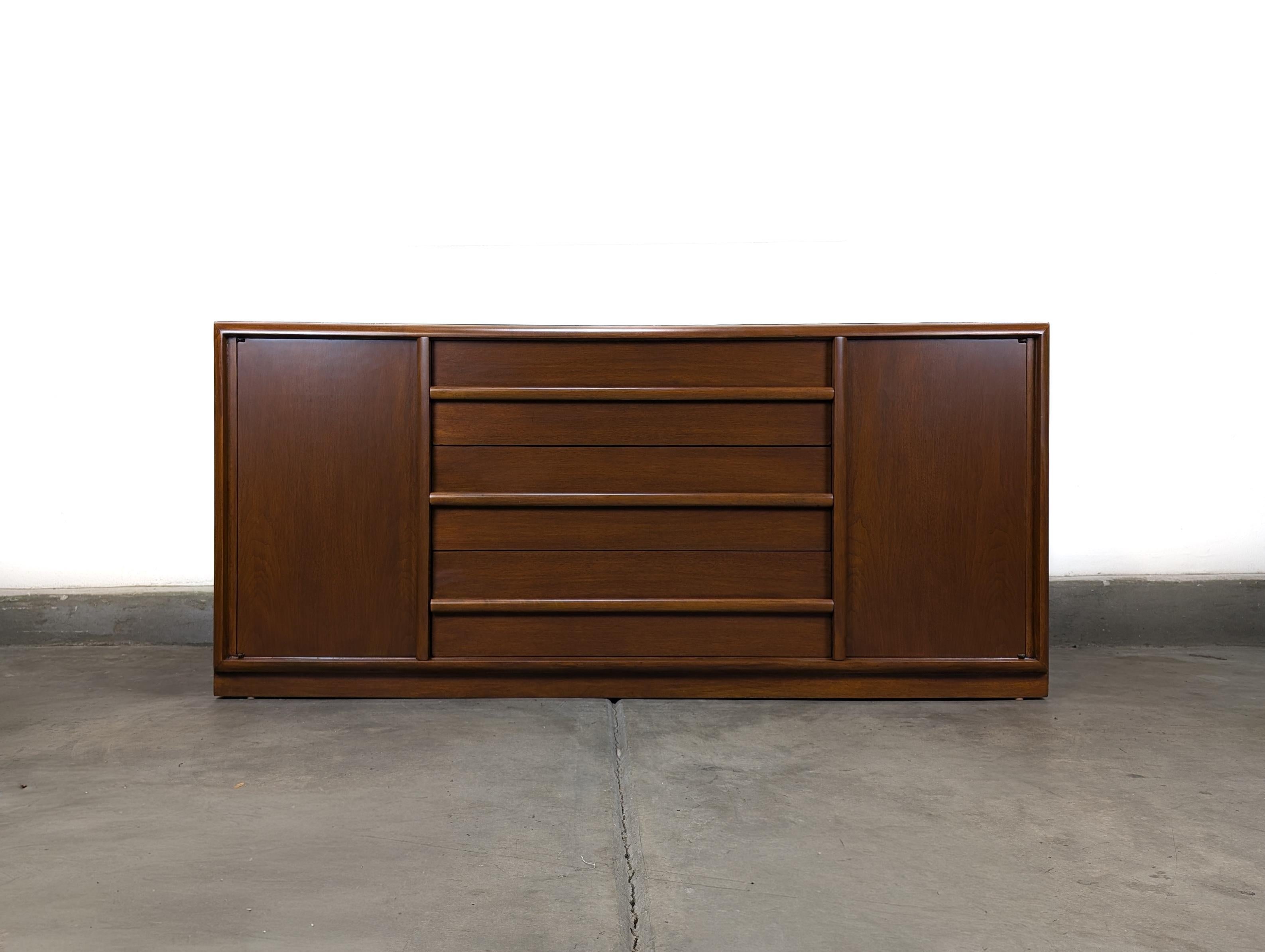 T.H. Robsjohn-Gibbings für Widdicomb Anrichte / Buffet aus Nussbaum, ca. 1960er Jahre - Neu lackierte moderne Anrichte aus der Mitte des Jahrhunderts

Ein atemberaubendes Buffet aus Nussbaumholz aus der Mitte des Jahrhunderts von T.H.