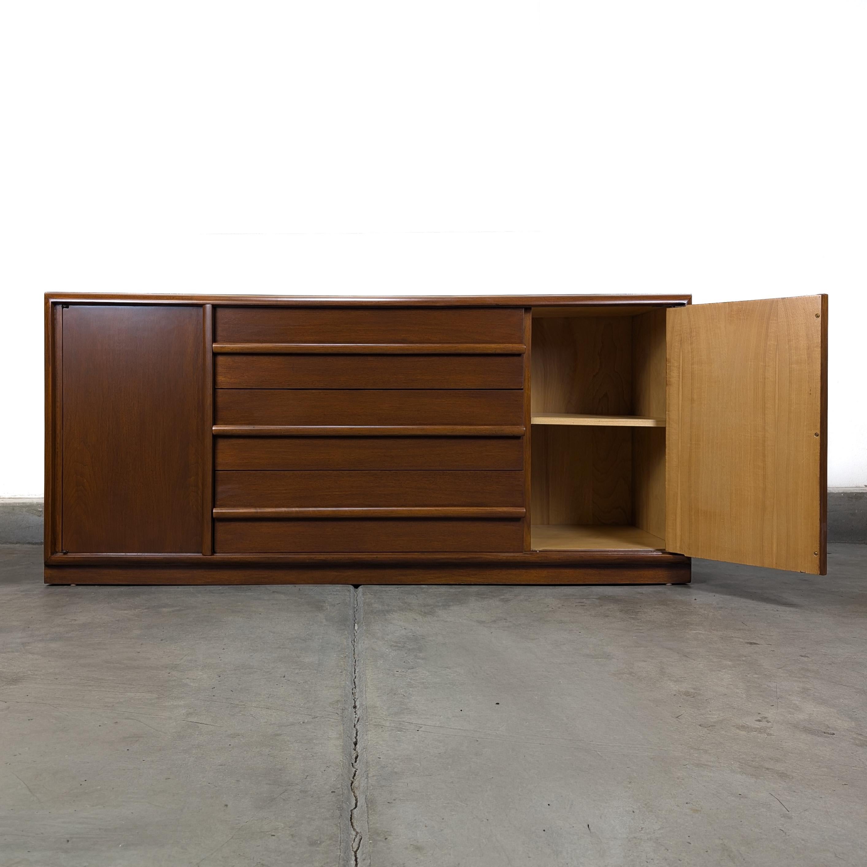 Modernes Nussbaum-Buffet aus der Jahrhundertmitte von T.H. Robsjohn-Gibbings für Widdicomb, um 1960 (amerikanisch) im Angebot