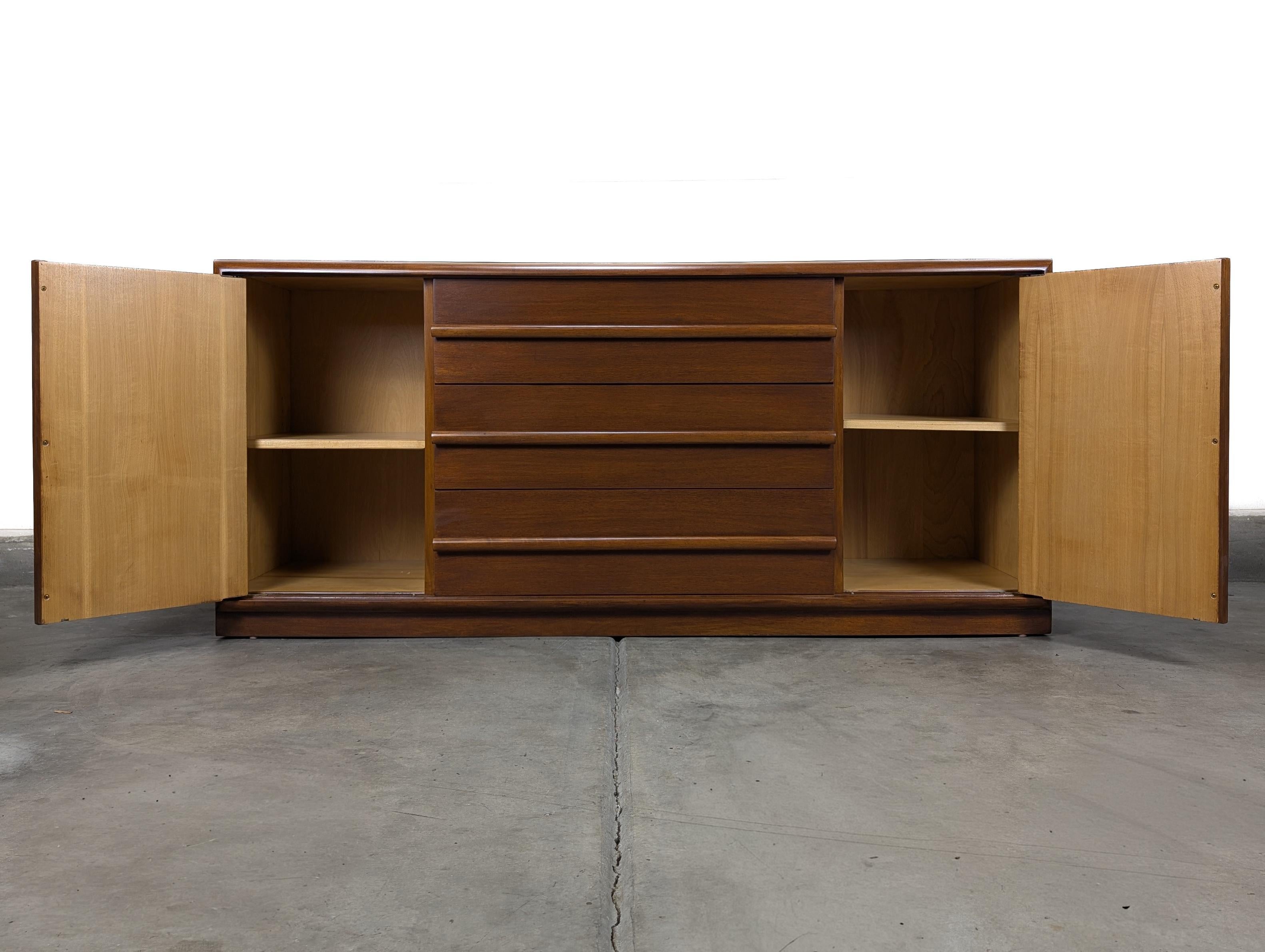 Modernes Nussbaum-Buffet aus der Jahrhundertmitte von T.H. Robsjohn-Gibbings für Widdicomb, um 1960 im Zustand „Hervorragend“ im Angebot in Chino Hills, CA