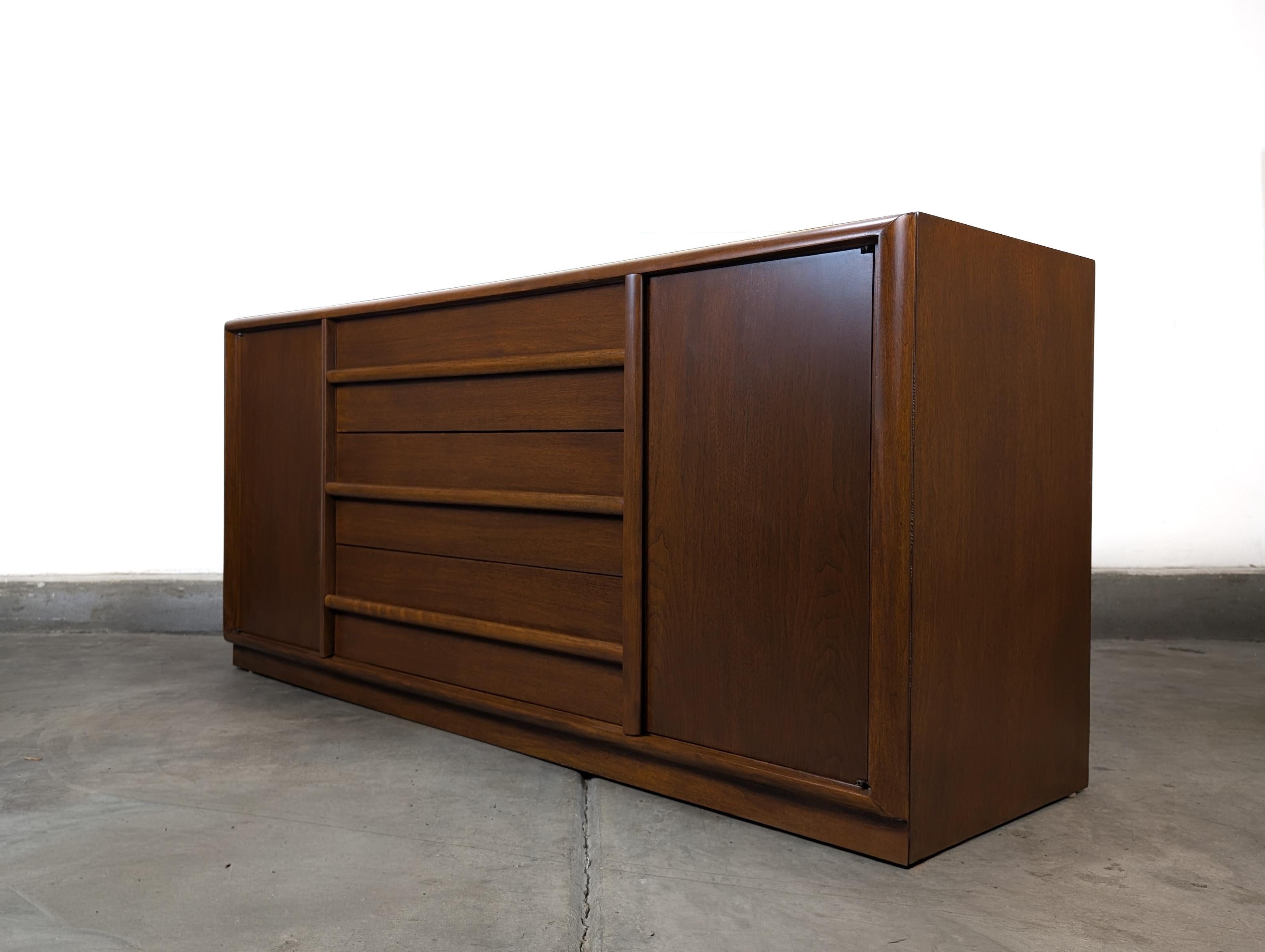 Modernes Nussbaum-Buffet aus der Jahrhundertmitte von T.H. Robsjohn-Gibbings für Widdicomb, um 1960 (Mitte des 20. Jahrhunderts) im Angebot