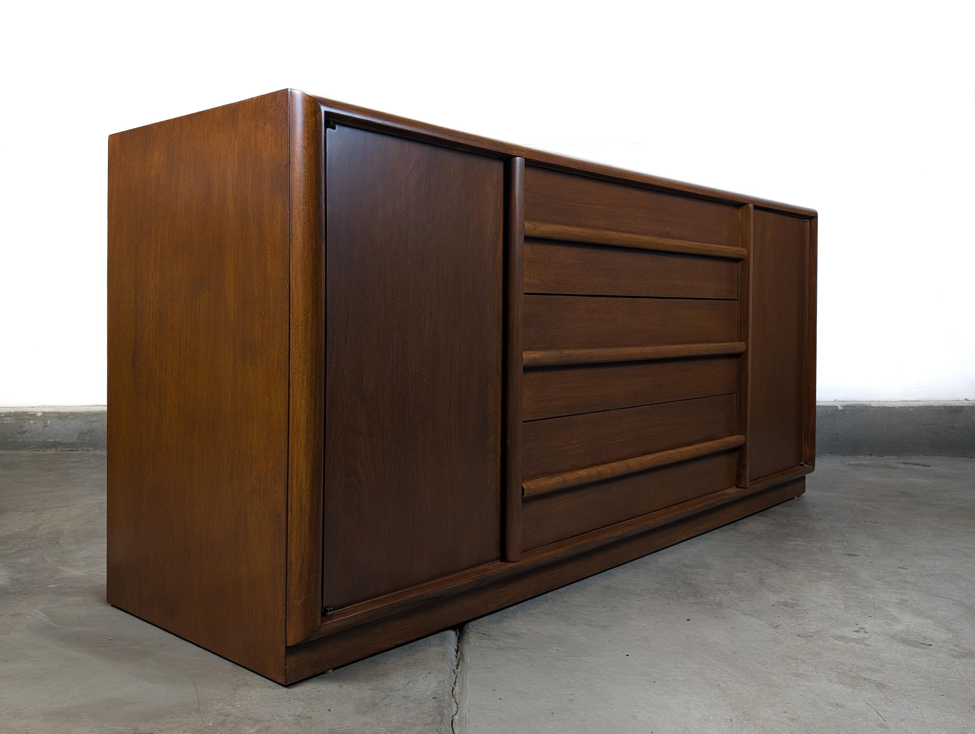 Modernes Nussbaum-Buffet aus der Jahrhundertmitte von T.H. Robsjohn-Gibbings für Widdicomb, um 1960 (Walnuss) im Angebot