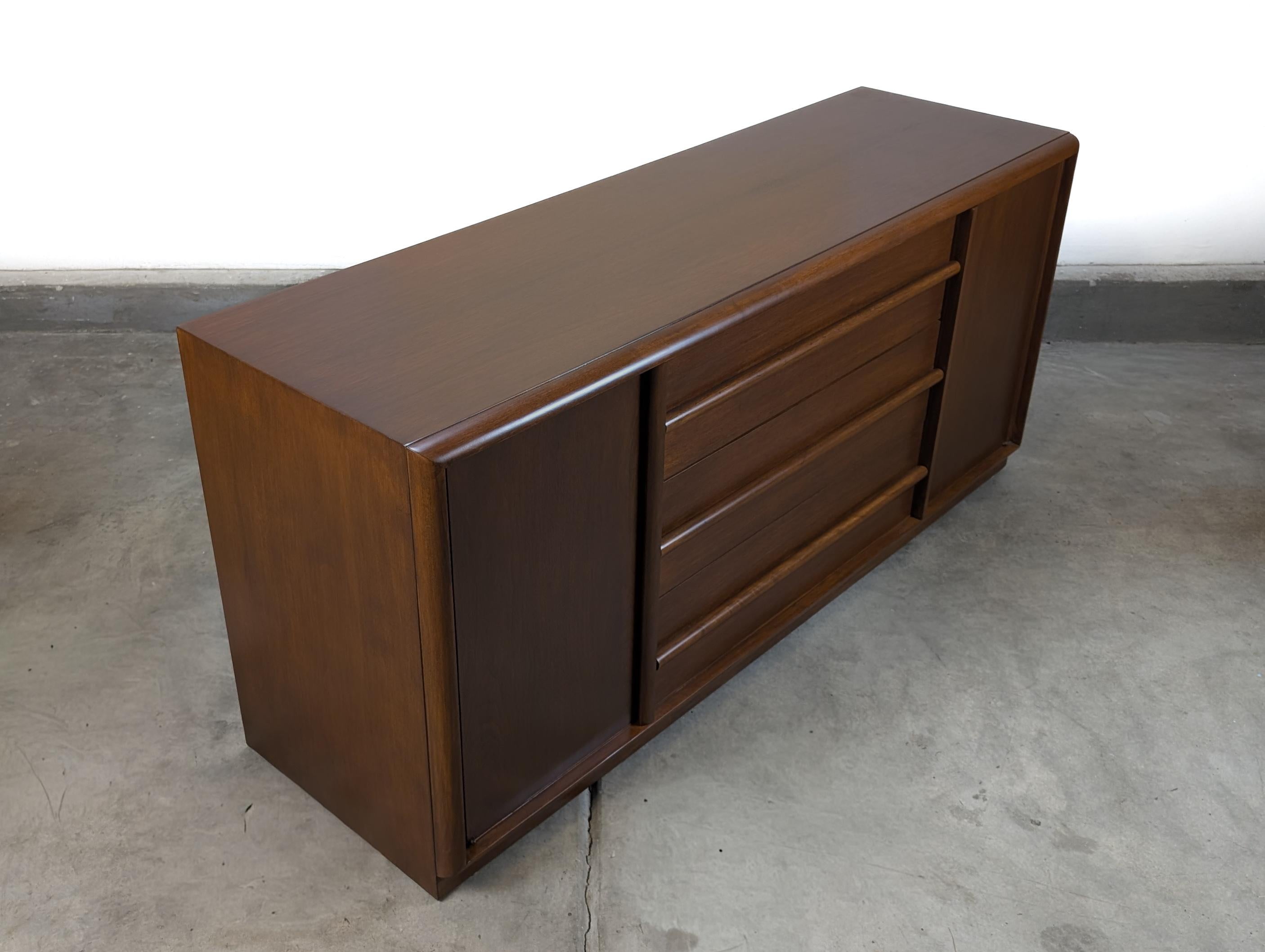 Modernes Nussbaum-Buffet aus der Jahrhundertmitte von T.H. Robsjohn-Gibbings für Widdicomb, um 1960 im Angebot 1