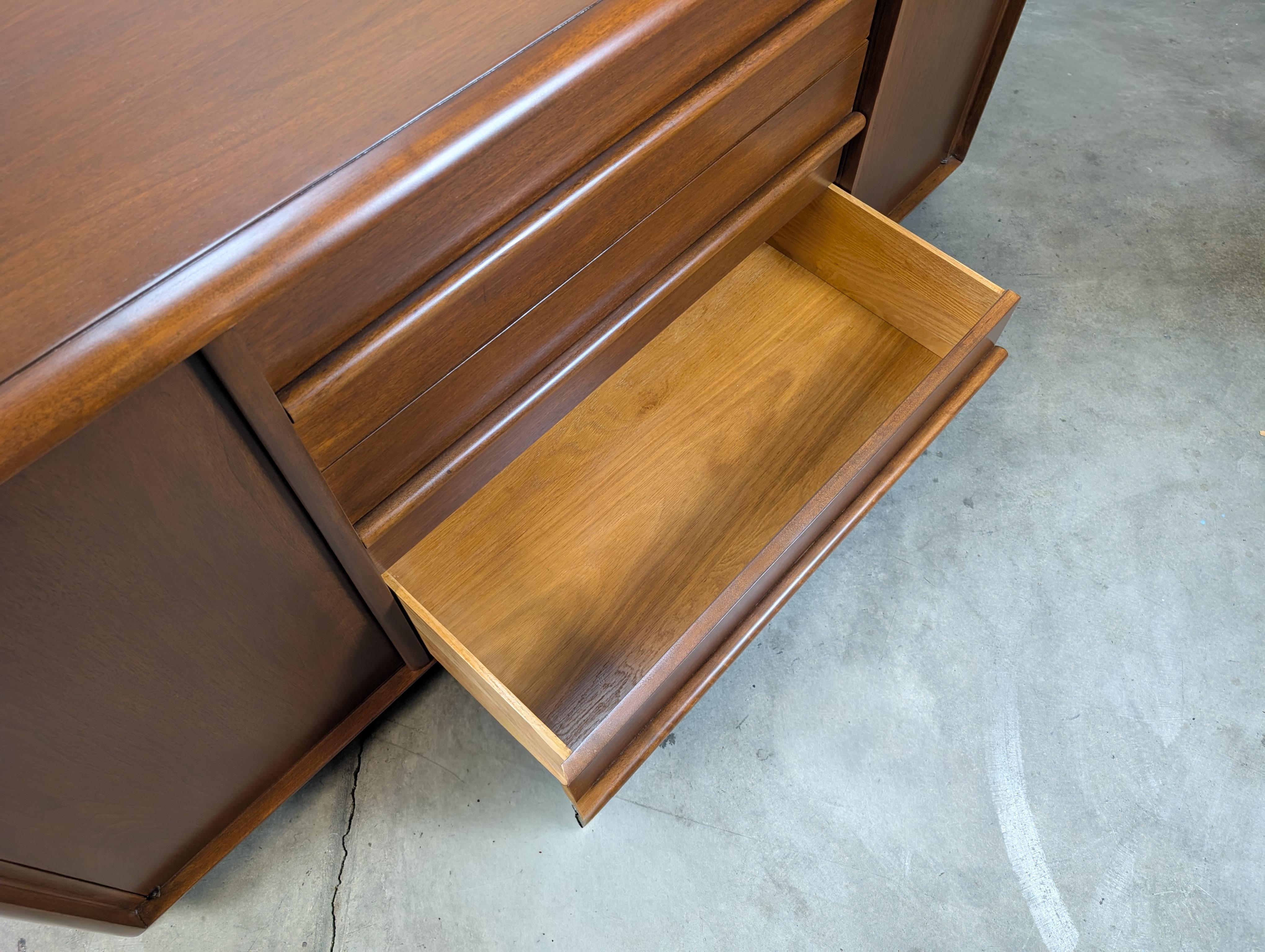 Modernes Nussbaum-Buffet aus der Jahrhundertmitte von T.H. Robsjohn-Gibbings für Widdicomb, um 1960 im Angebot 2