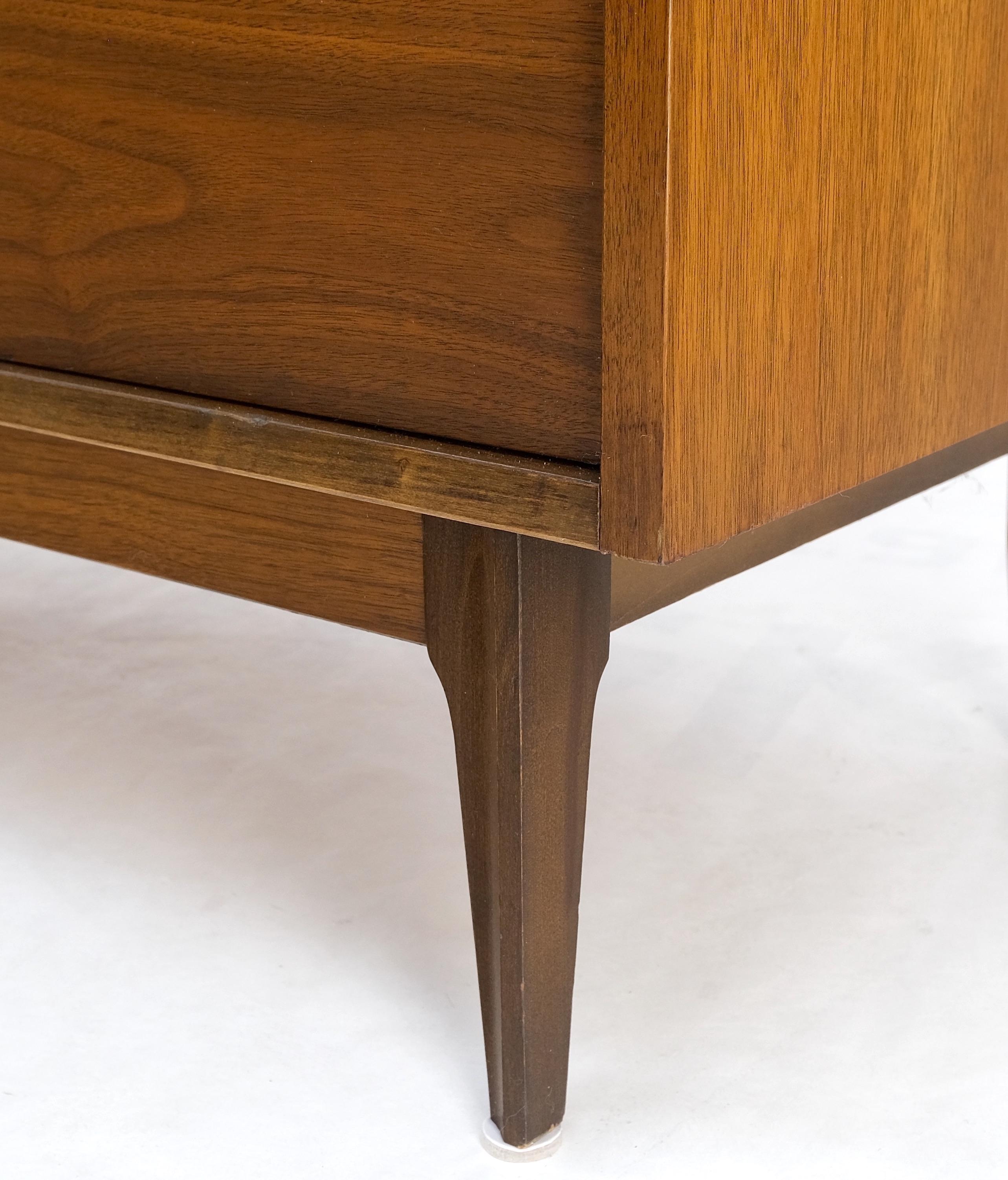 Mid-Century Modern Kommode mit Mint-Akzenten aus Nussbaum und Wurzelholz! (20. Jahrhundert) im Angebot