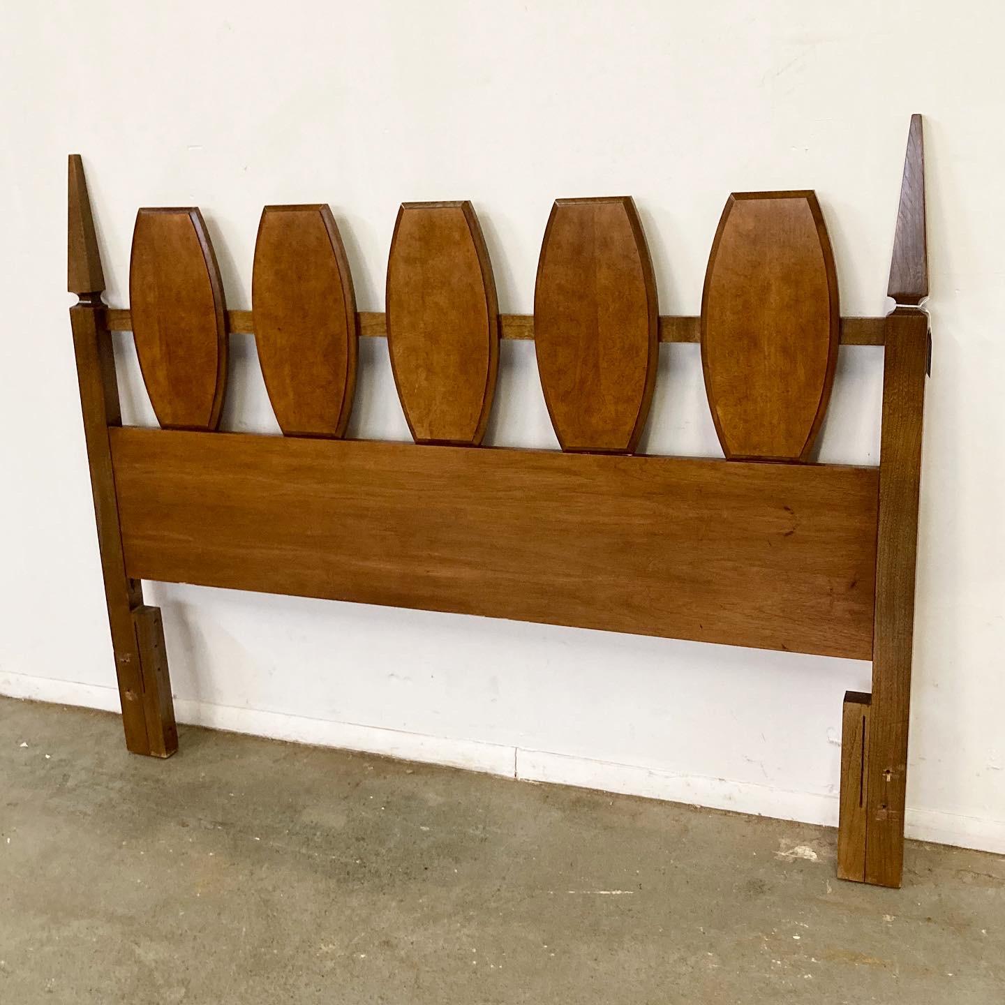 Offered is a vintage Mid-Century Modern headboard by Young Mfg Co. This headboard has a unique look with sculpted burl wood front. It fits a full-size. In good condition with slight age wear including chips, scratches, and surface wear (see photos).