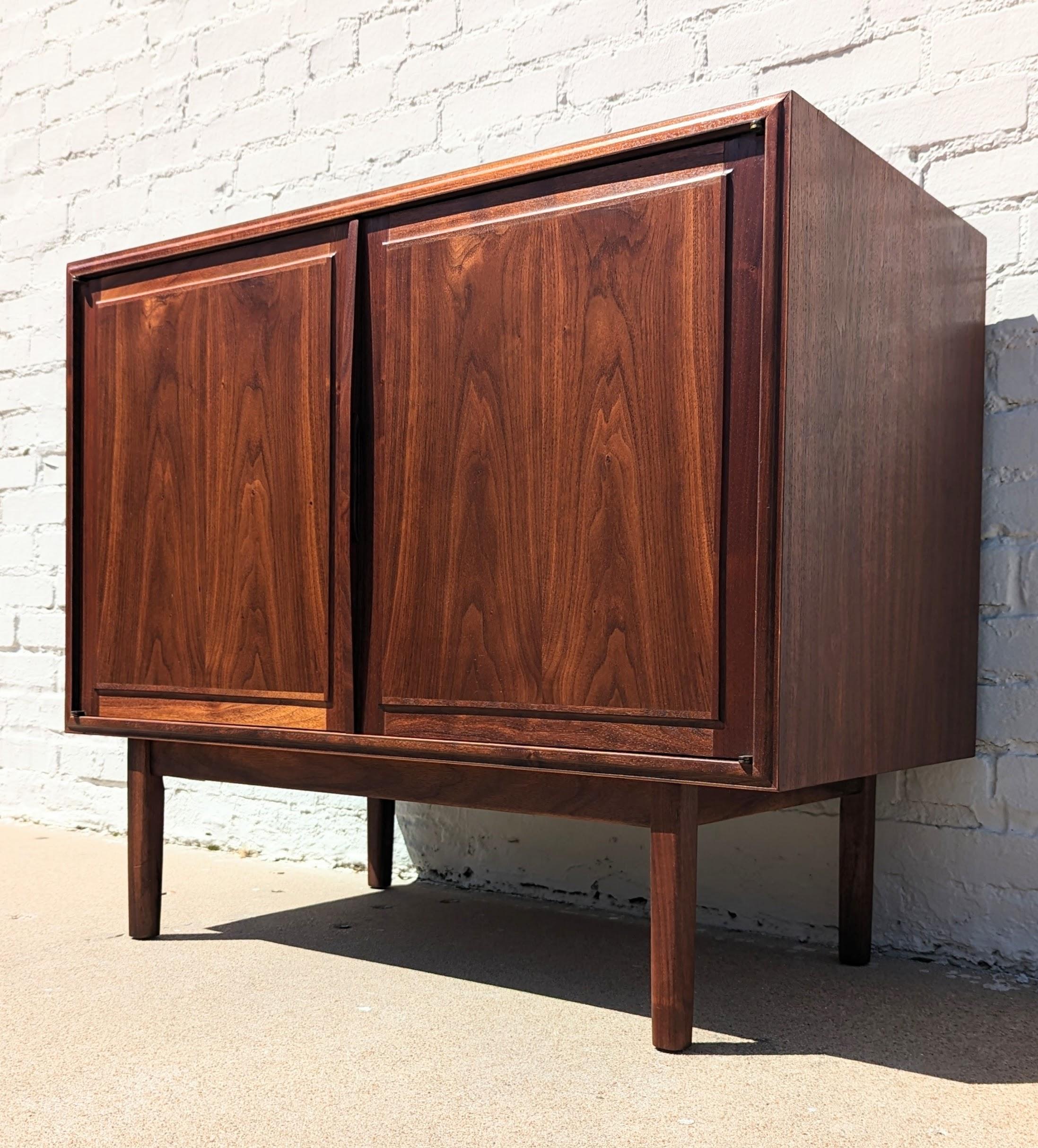 Mid Century Modern Walnut Cabinet by Founders In Good Condition For Sale In Tulsa, OK