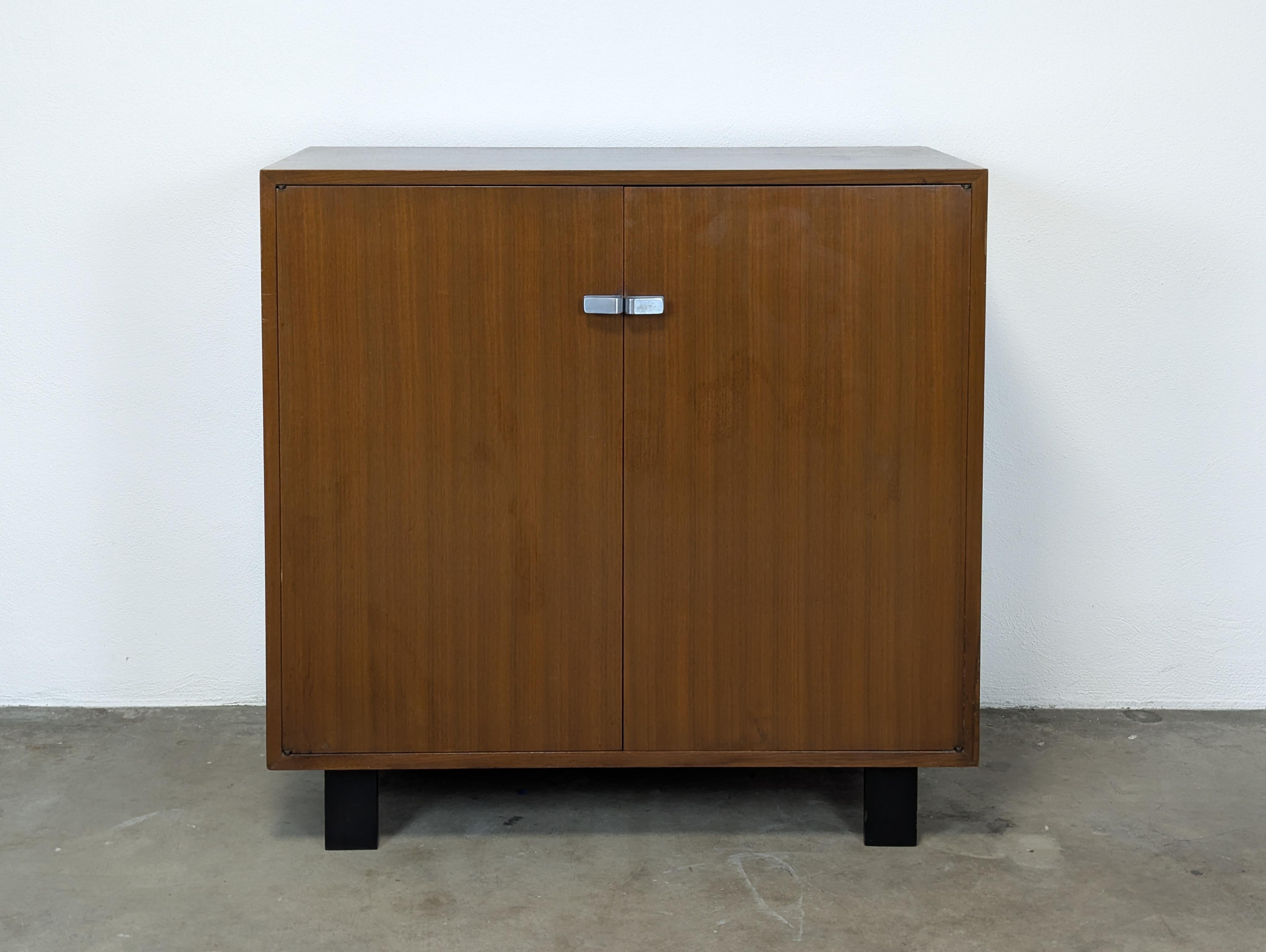 Cabinet en noyer moderne du milieu du siècle par George Nelson pour Herman Miller, vers 1950. 5