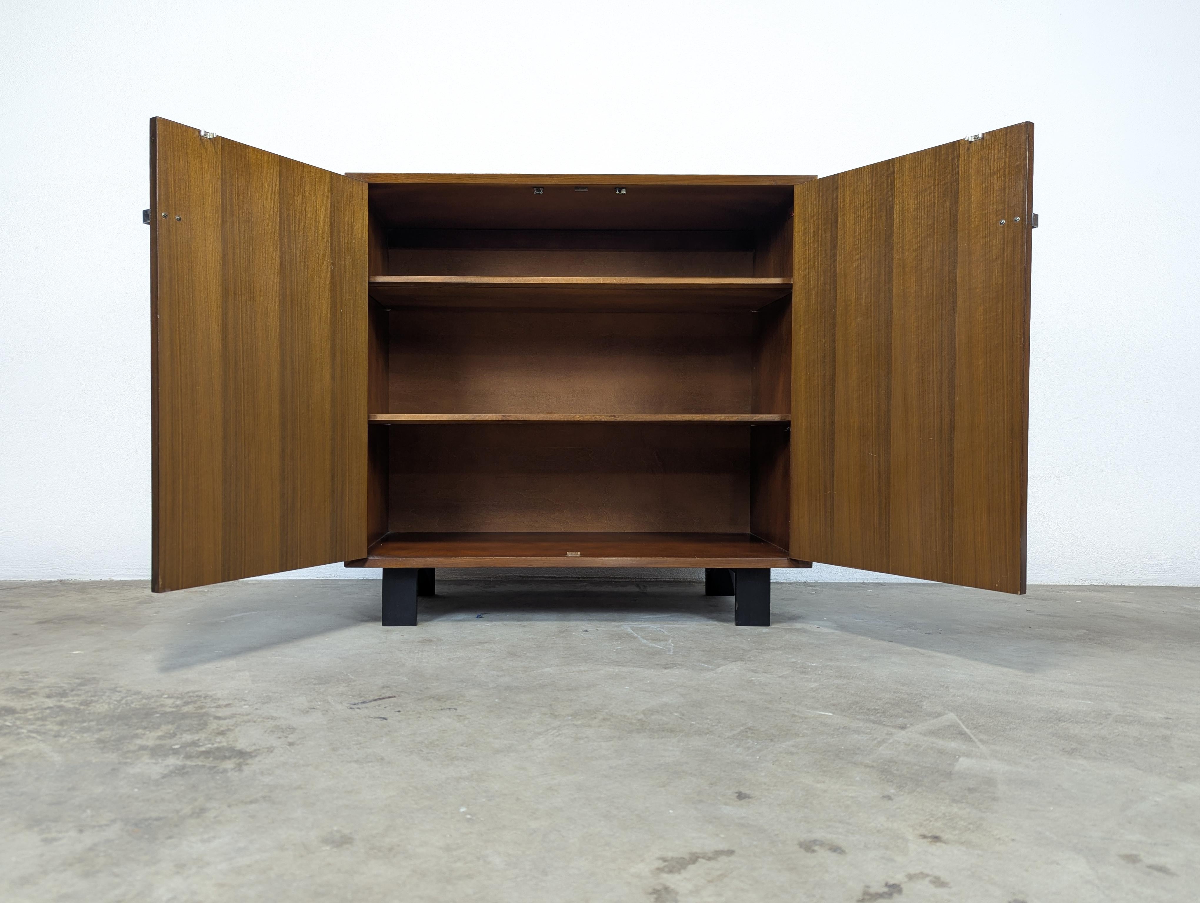 Nous proposons à la vente un superbe meuble vintage en noyer de style moderne du milieu du siècle, conçu par l'emblématique George Nelson pour Herman Miller, datant des années 1950. Cette pièce exquise témoigne de l'élégance et de l'innovation
