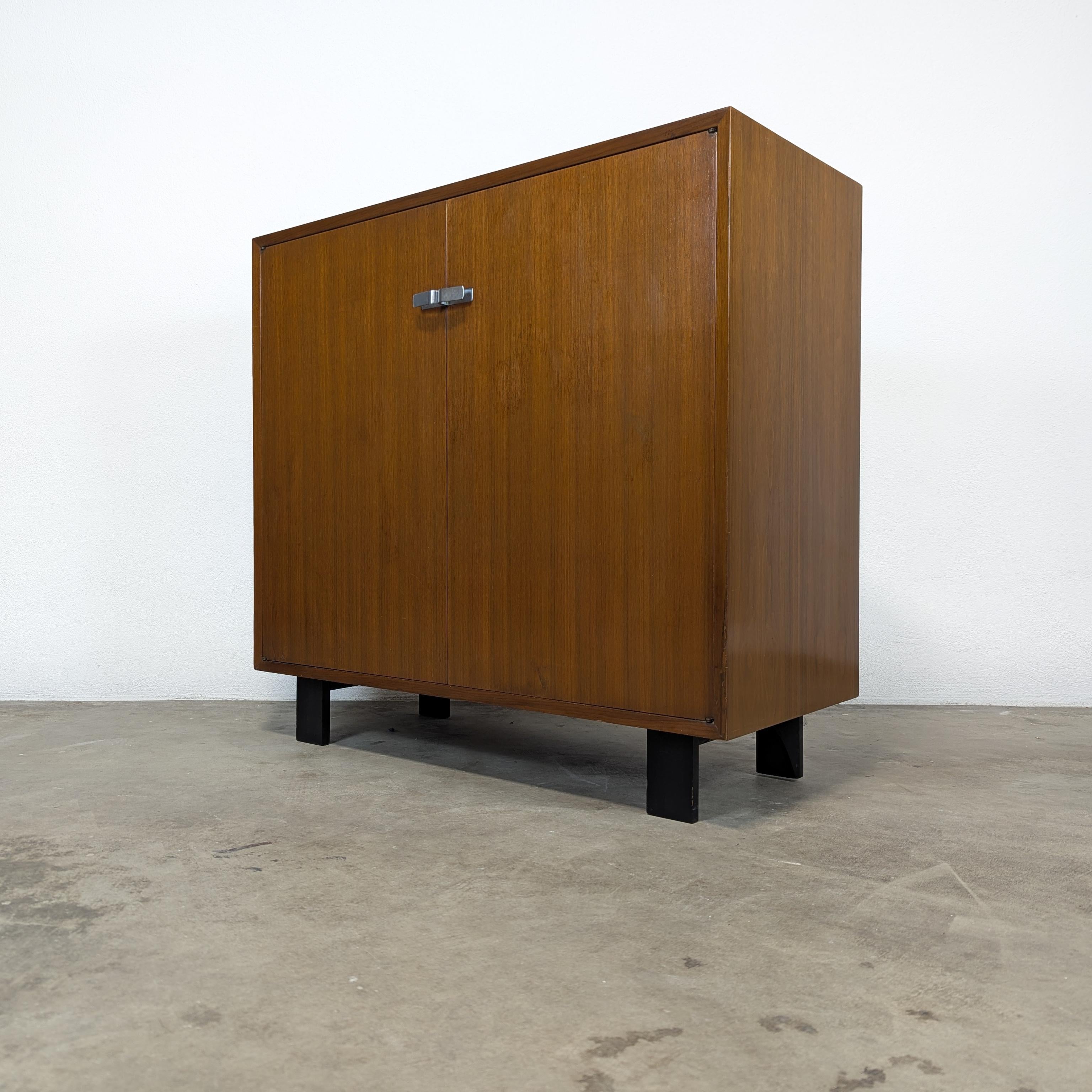 Mid-Century Modern Cabinet en noyer moderne du milieu du siècle par George Nelson pour Herman Miller, vers 1950.