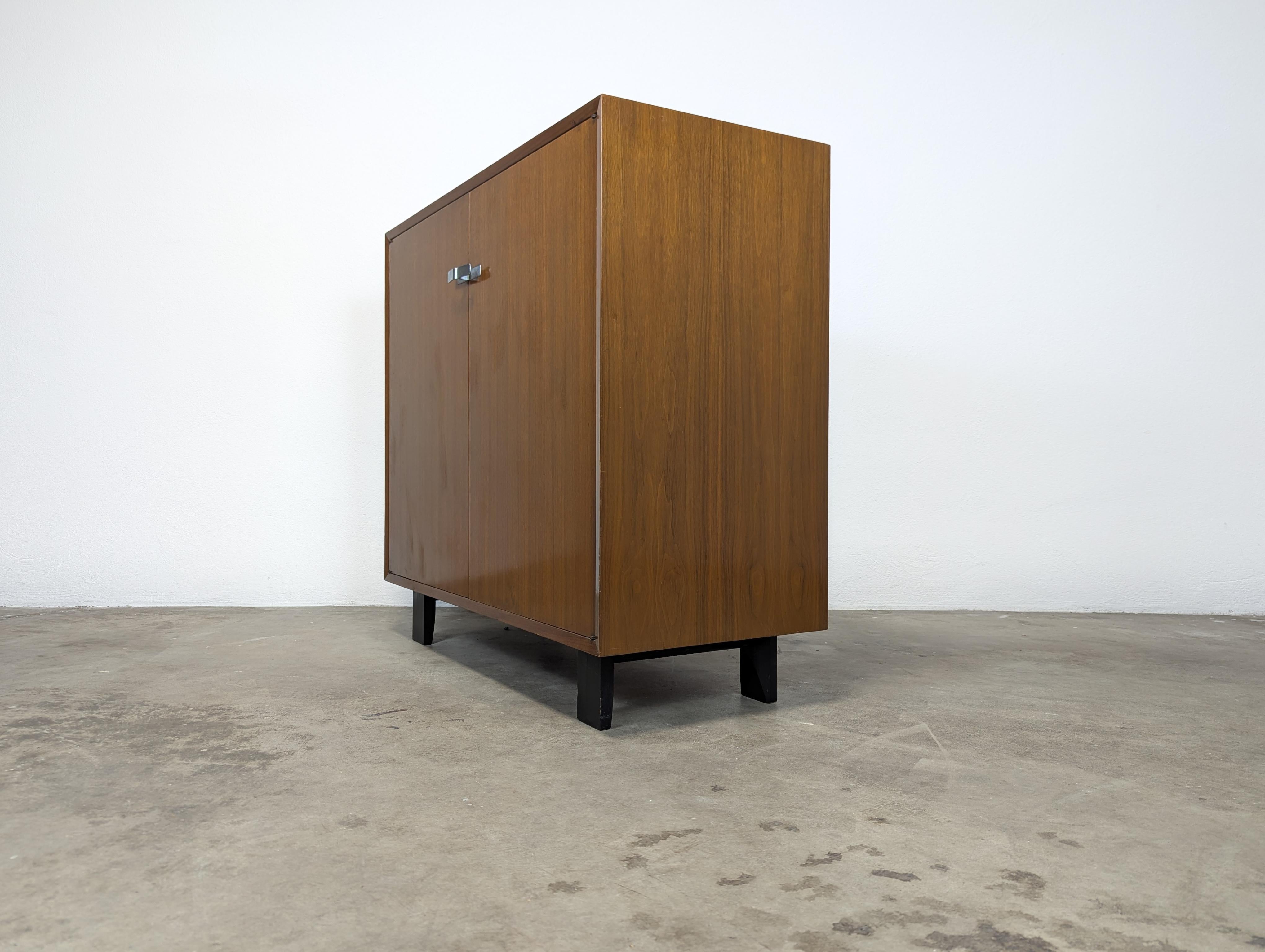 Américain Cabinet en noyer moderne du milieu du siècle par George Nelson pour Herman Miller, vers 1950.