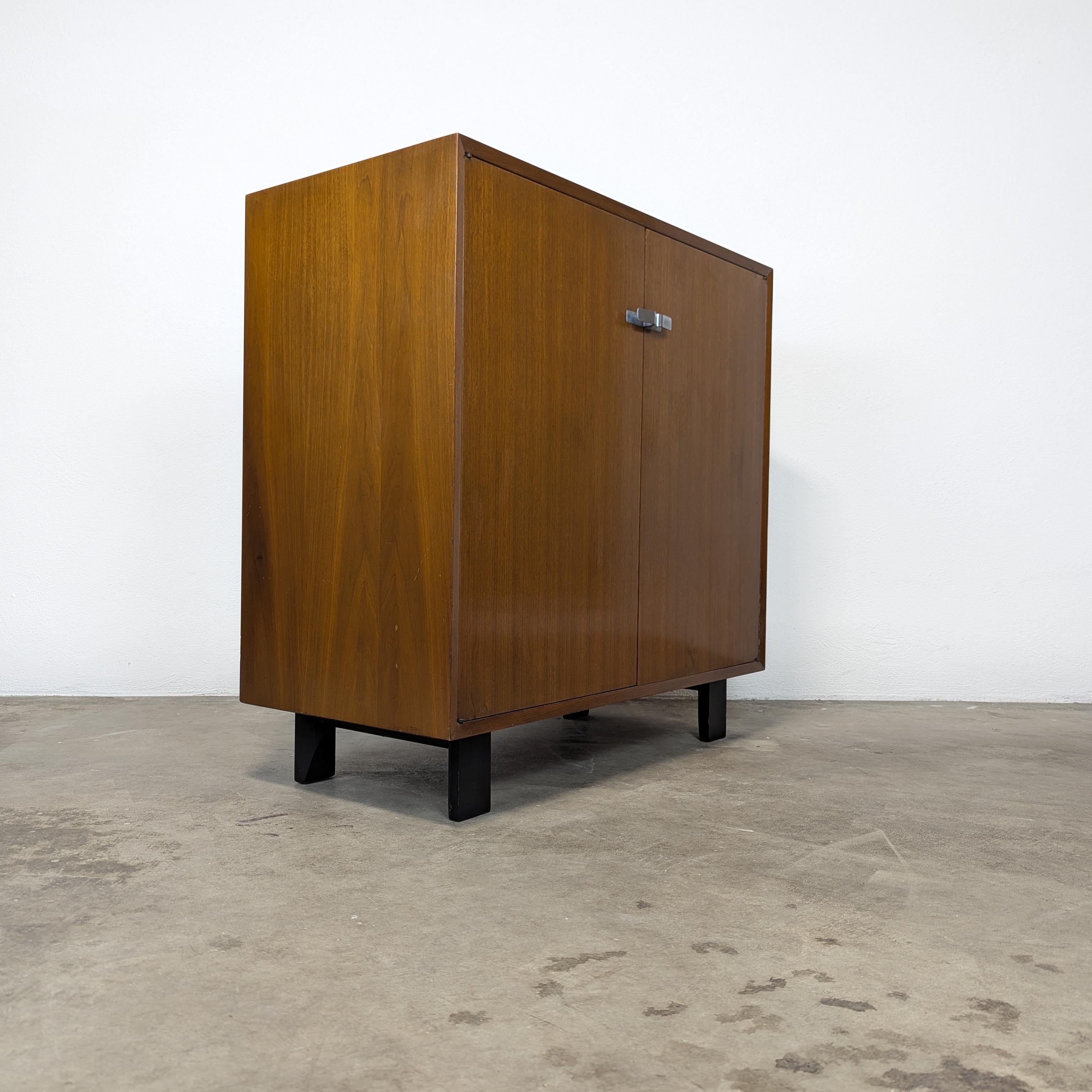 Cabinet en noyer moderne du milieu du siècle par George Nelson pour Herman Miller, vers 1950. Bon état à Chino Hills, CA
