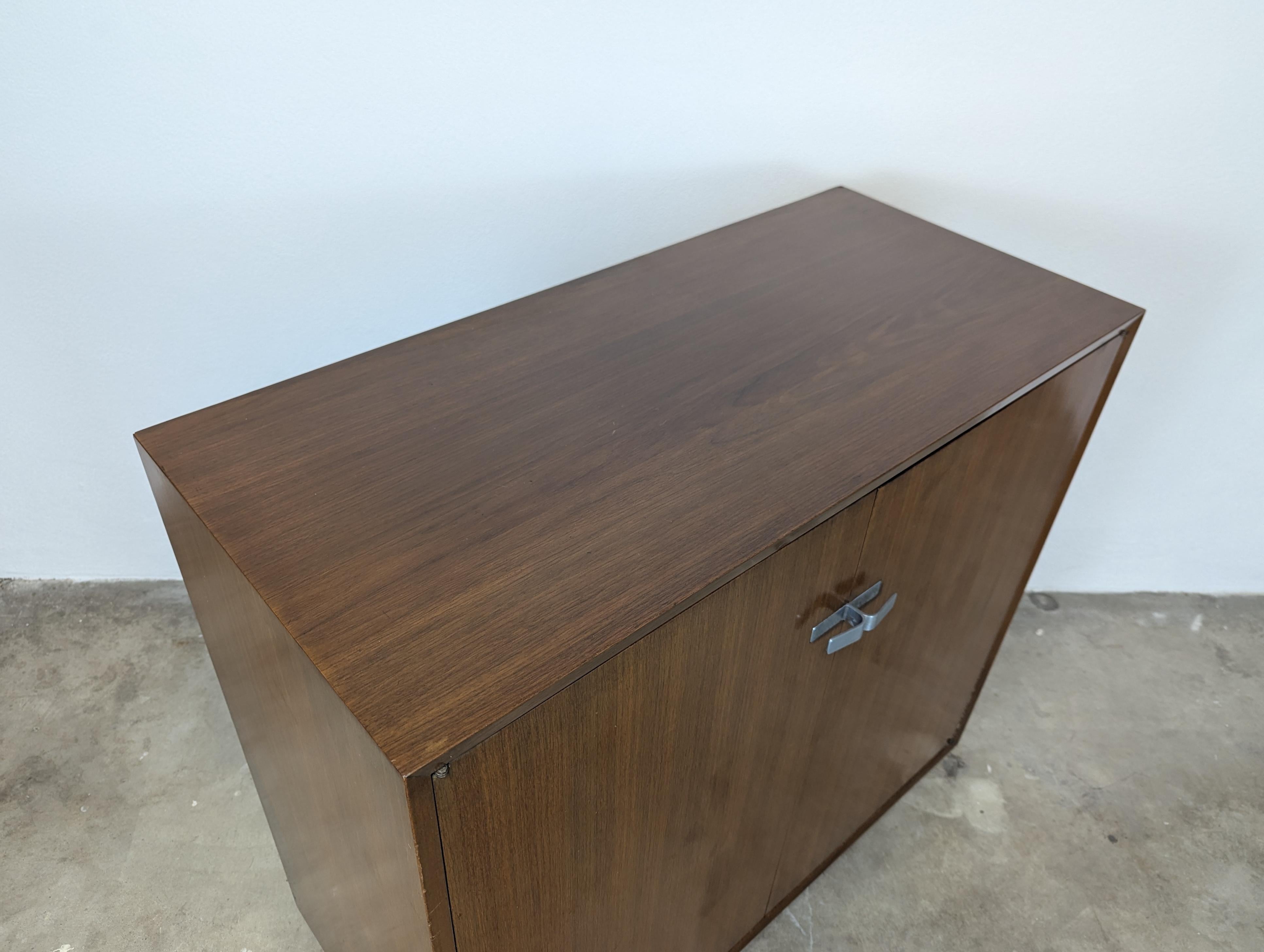 Aluminium Cabinet en noyer moderne du milieu du siècle par George Nelson pour Herman Miller, vers 1950.
