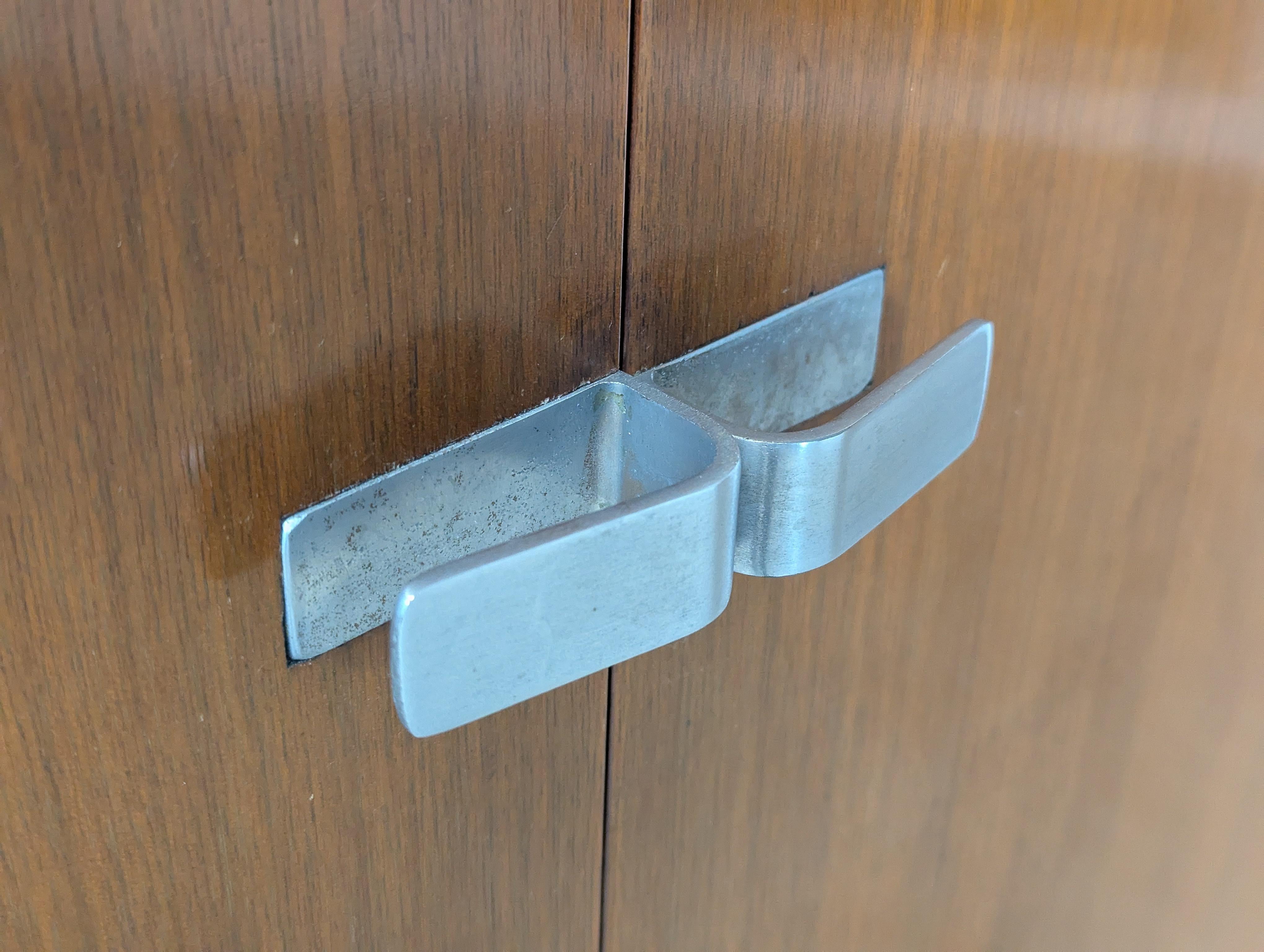Cabinet en noyer moderne du milieu du siècle par George Nelson pour Herman Miller, vers 1950. 1