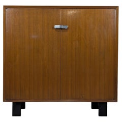 Cabinet en noyer moderne du milieu du siècle par George Nelson pour Herman Miller, vers 1950.
