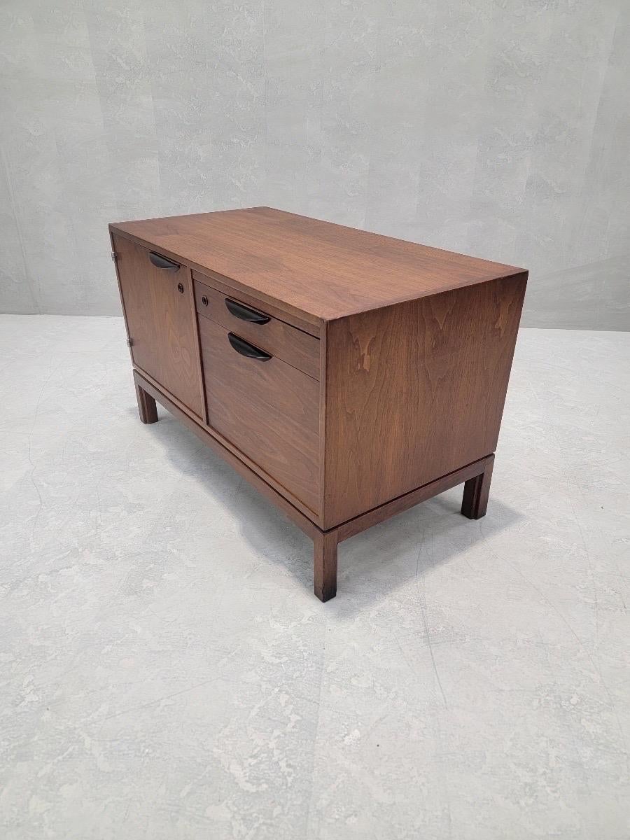 Mid Century Modern Walnut Cabinet by Jens Risom

Featuring a refinished mid century modern walnut sideboard/credenza  by Jens Risom. Great piece for an office. 

The piece has a maker's label. 

Circa 1960s

Dimensions 

H 30