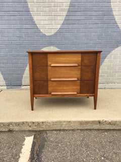 Armoire en noyer moderne du milieu du siècle par Stanley Furniture, Circa 1965