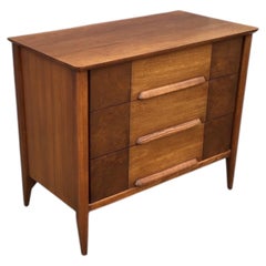 Armoire en noyer moderne du milieu du siècle par Stanley Furniture, Circa 1965