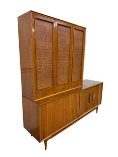 Credenza a tamburo in due pezzi in stile Mid-Century Modern, in noce e vimini