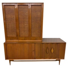Credenza a tamburo in due pezzi in stile Mid-Century Modern, in noce e vimini