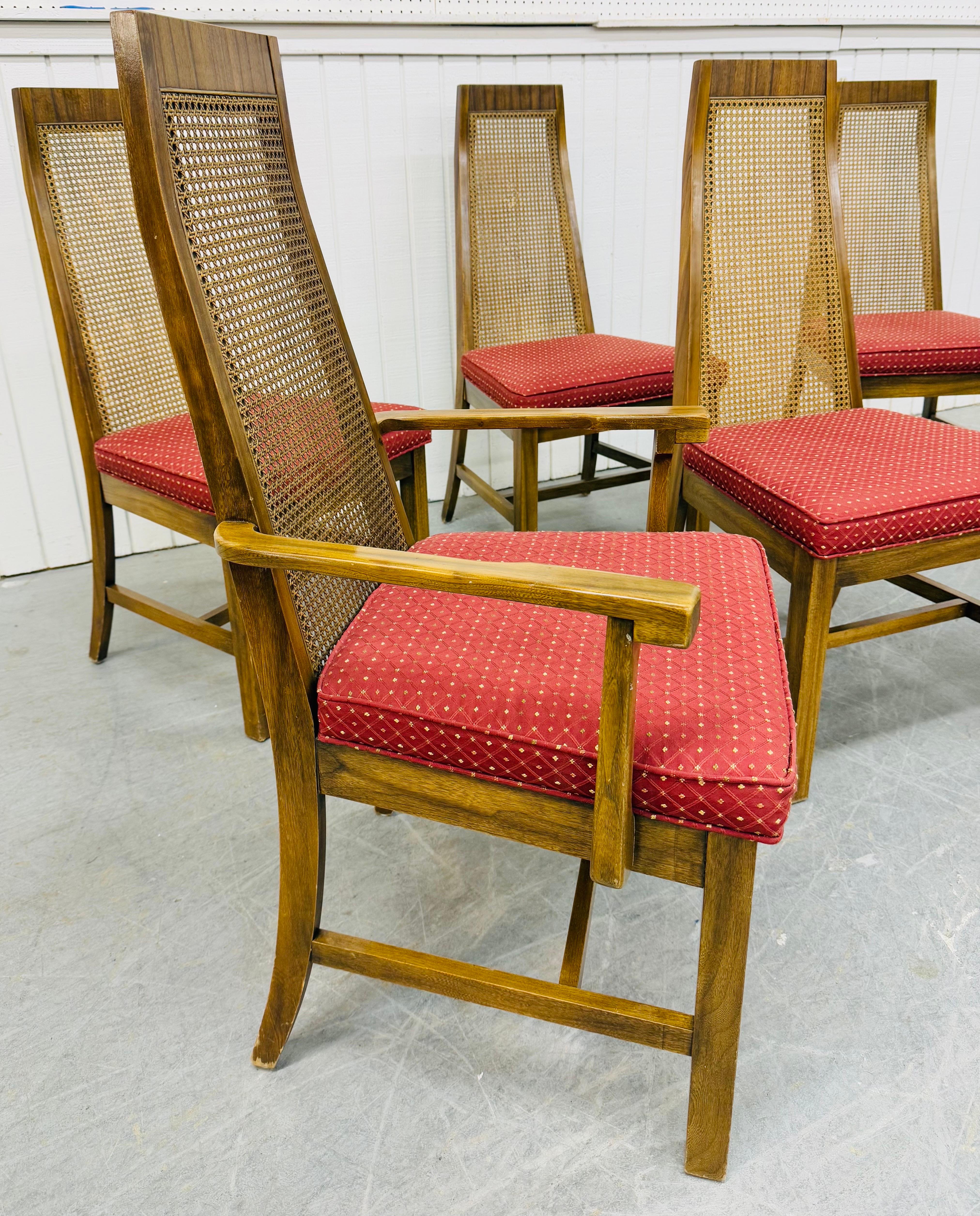 Questo annuncio si riferisce a un set di sei sedie da pranzo con schienale a canne in noce della modernità di metà secolo. Caratterizzato da un design con schienale alto, due poltrone, quattro sedie laterali, schienale in canna, gambe moderne e