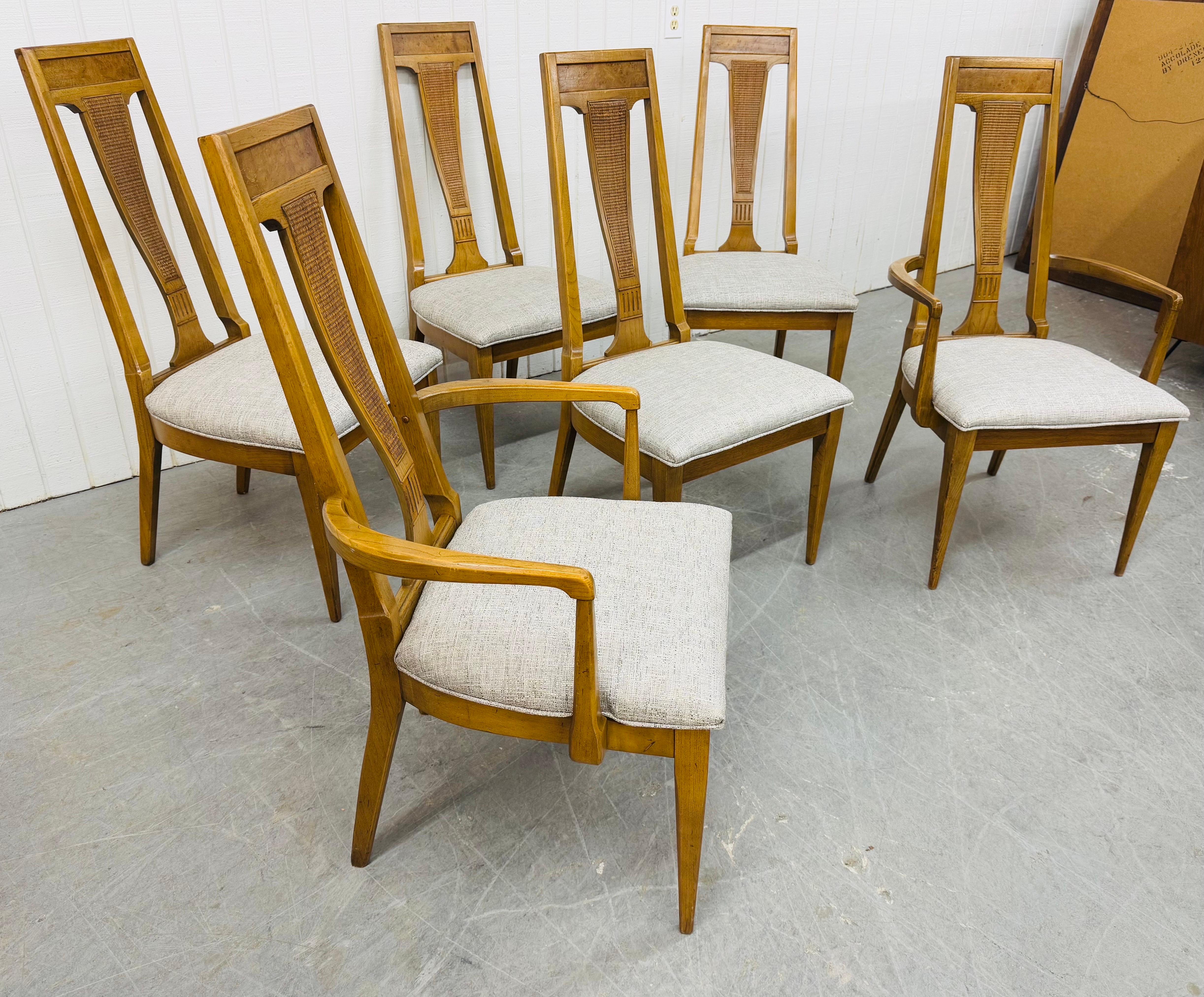 Questo annuncio si riferisce a un set di sei sedie da pranzo in legno di noce e canne della modernità di metà secolo. Caratterizzato da un design con schienale alto, striscia di canna lungo lo schienale, intarsio in legno burlato, due poltrone,