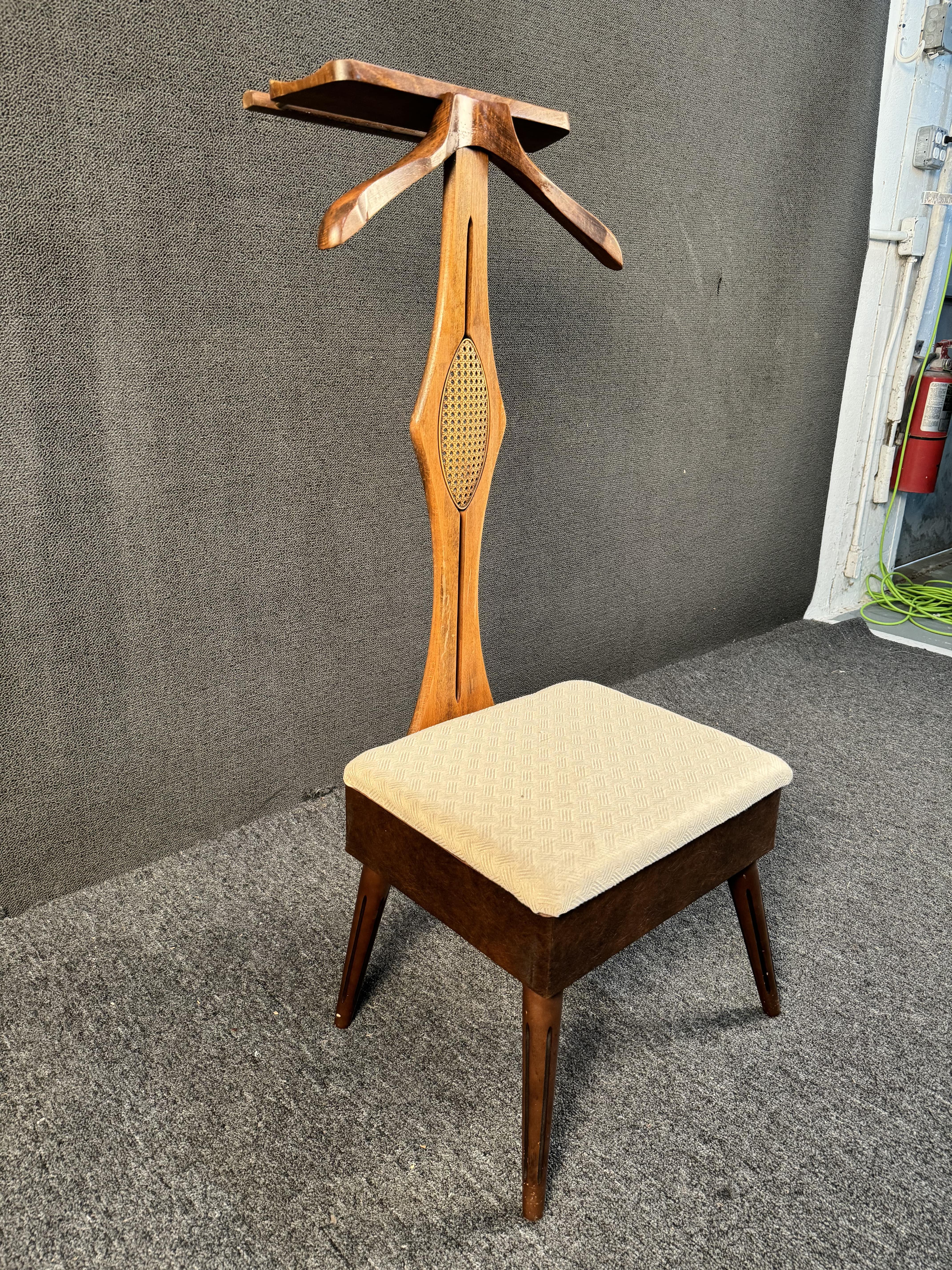 Mid Century Modern Walnut & Cane Gentleman’s Valet by Nova In Good Condition For Sale In Brooklyn, NY