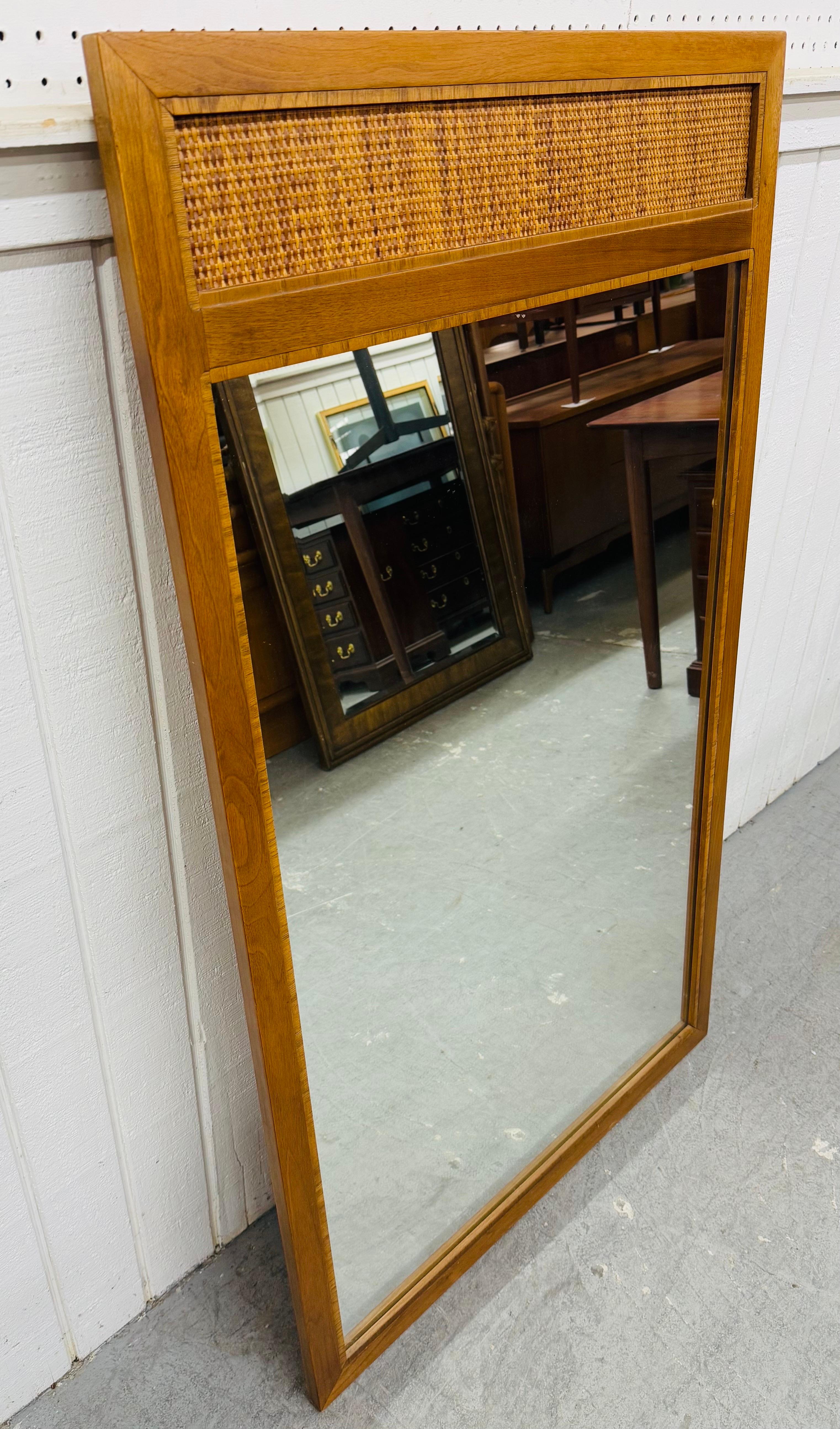 Este anuncio es para un Espejo de pared moderno de mediados de siglo de nogal y caña. Con un diseño de líneas rectas, espejo rectangular, acento de caña y un bonito acabado en nogal. ¡Es una combinación excepcional de calidad y diseño MCM!
