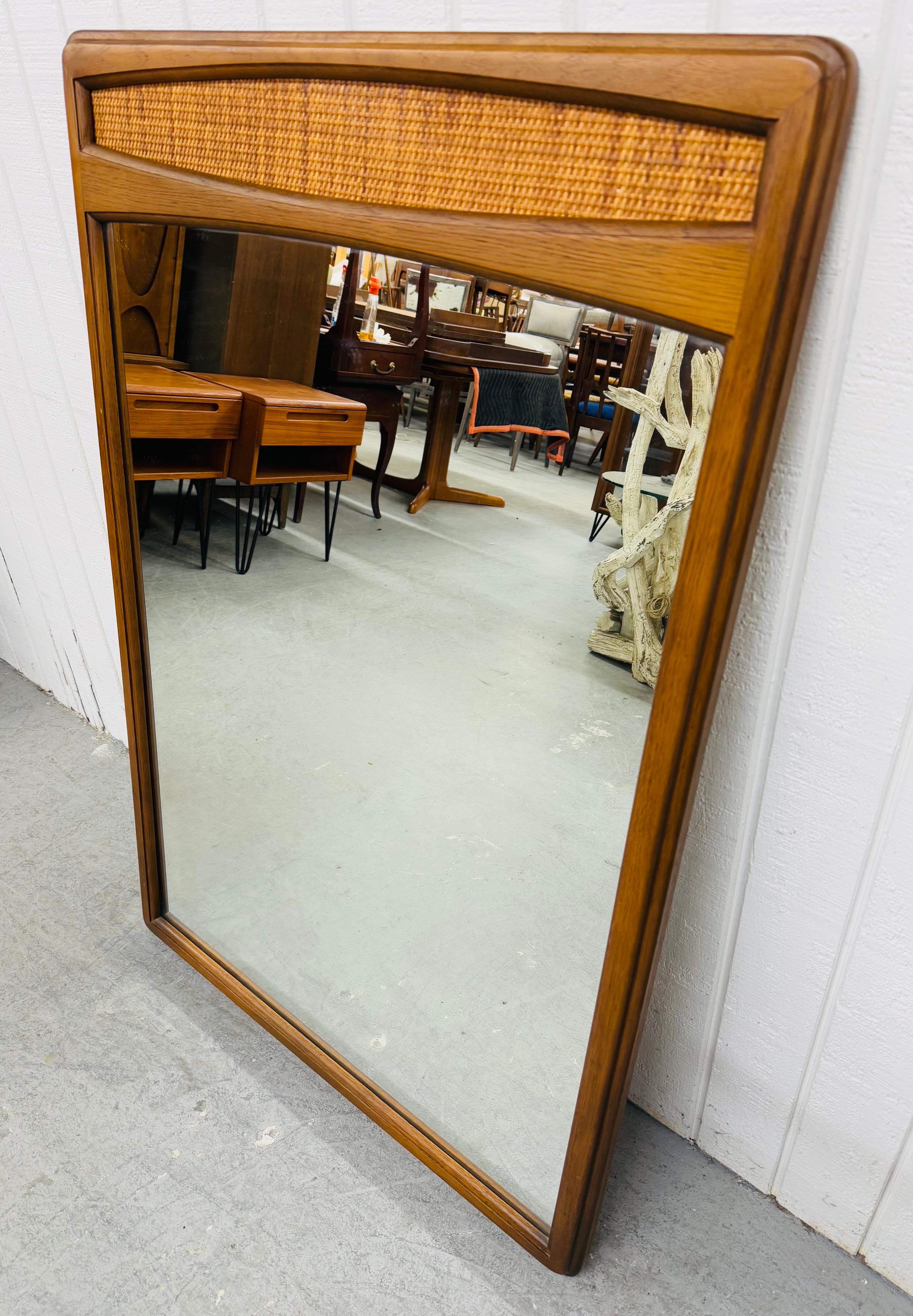 Mid-Century Modern Miroir mural en noyer et rotin The Moderns en vente