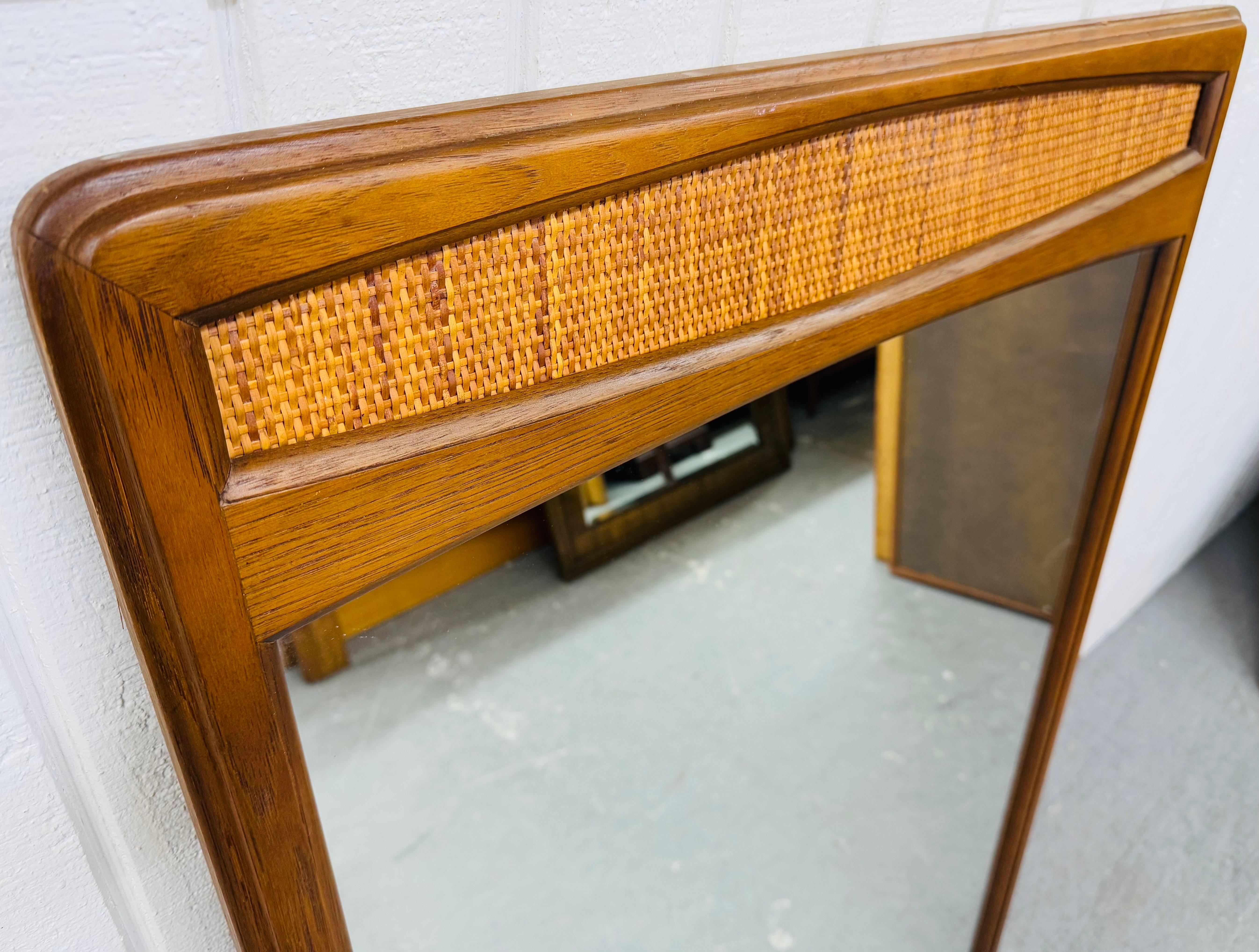 Américain Miroir mural en noyer et rotin The Moderns en vente