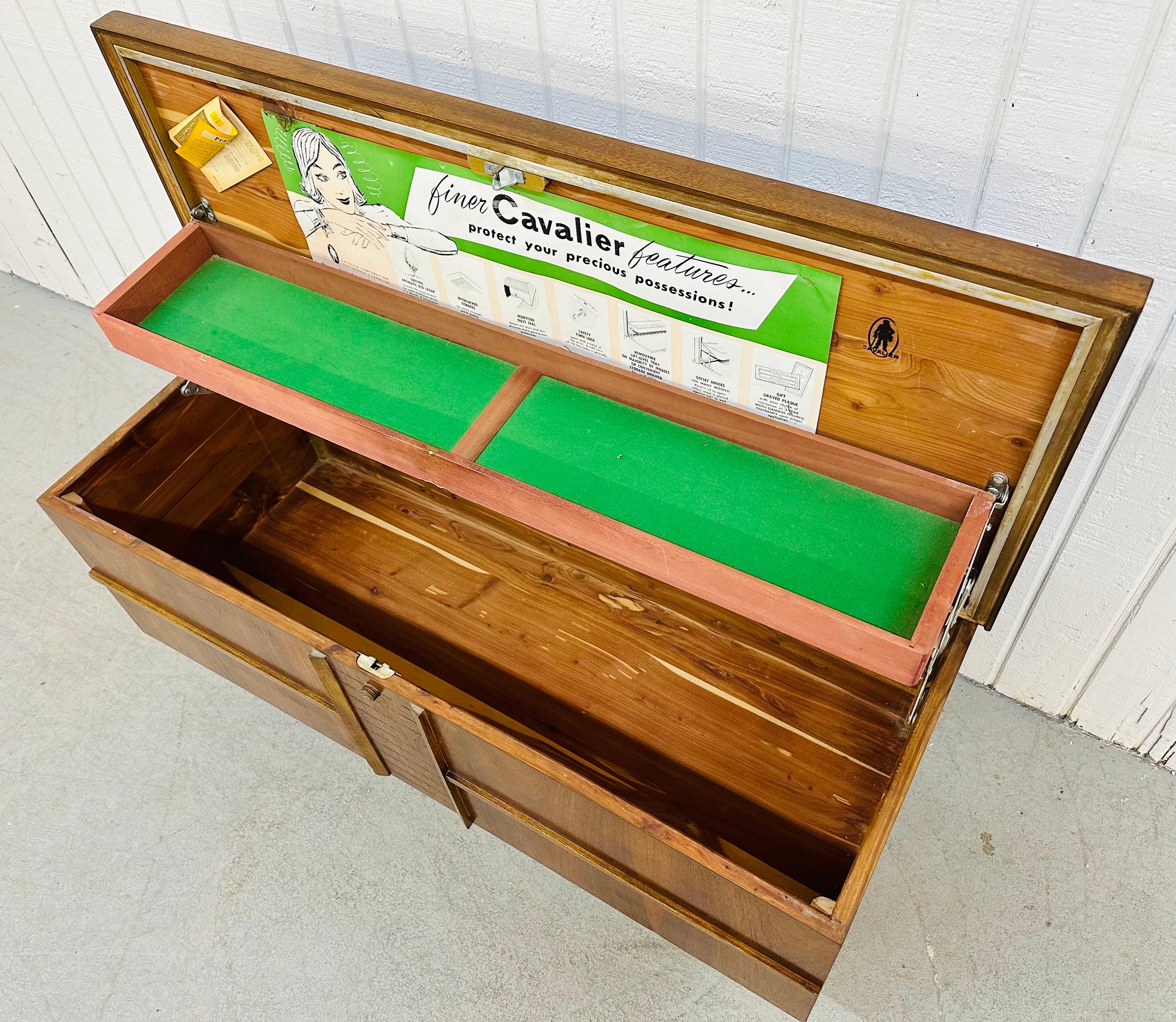 Mid-Century Modern Walnut Cedar Chest In Good Condition In Clarksboro, NJ