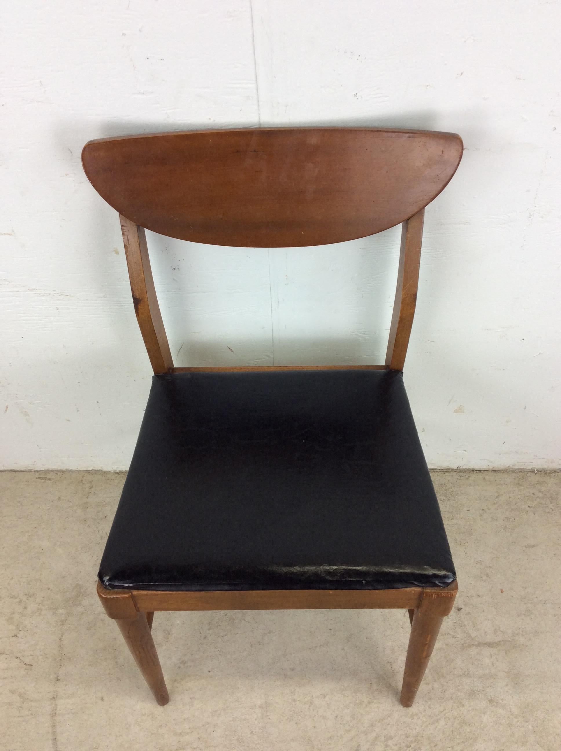 Mid-Century moderno Sedia moderna di metà secolo in noce con vinile nero in vendita