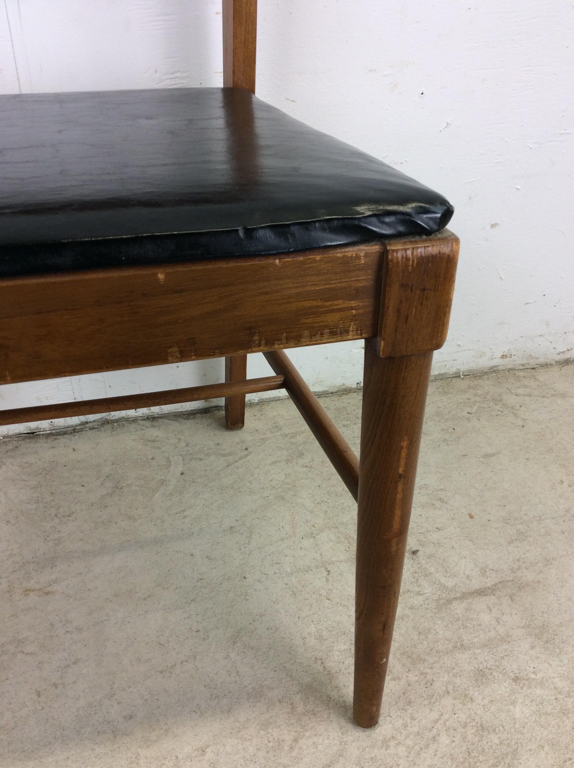 Sedia moderna di metà secolo in noce con vinile nero in vendita 1