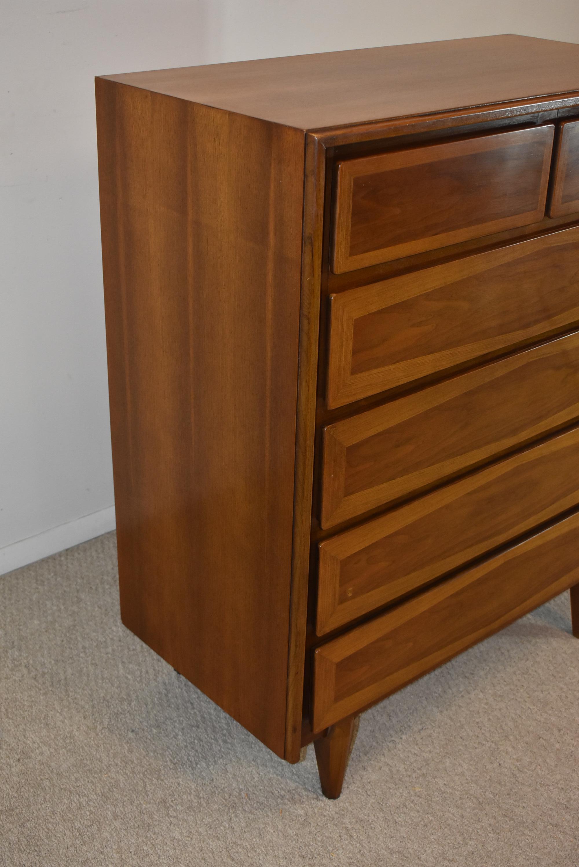 Walnut mid-century modern 6-drawer chest of drawers with diamond pattern inlaid drawer fronts and sculpted legs. Great condition. Part of a 4-piece set. 44
