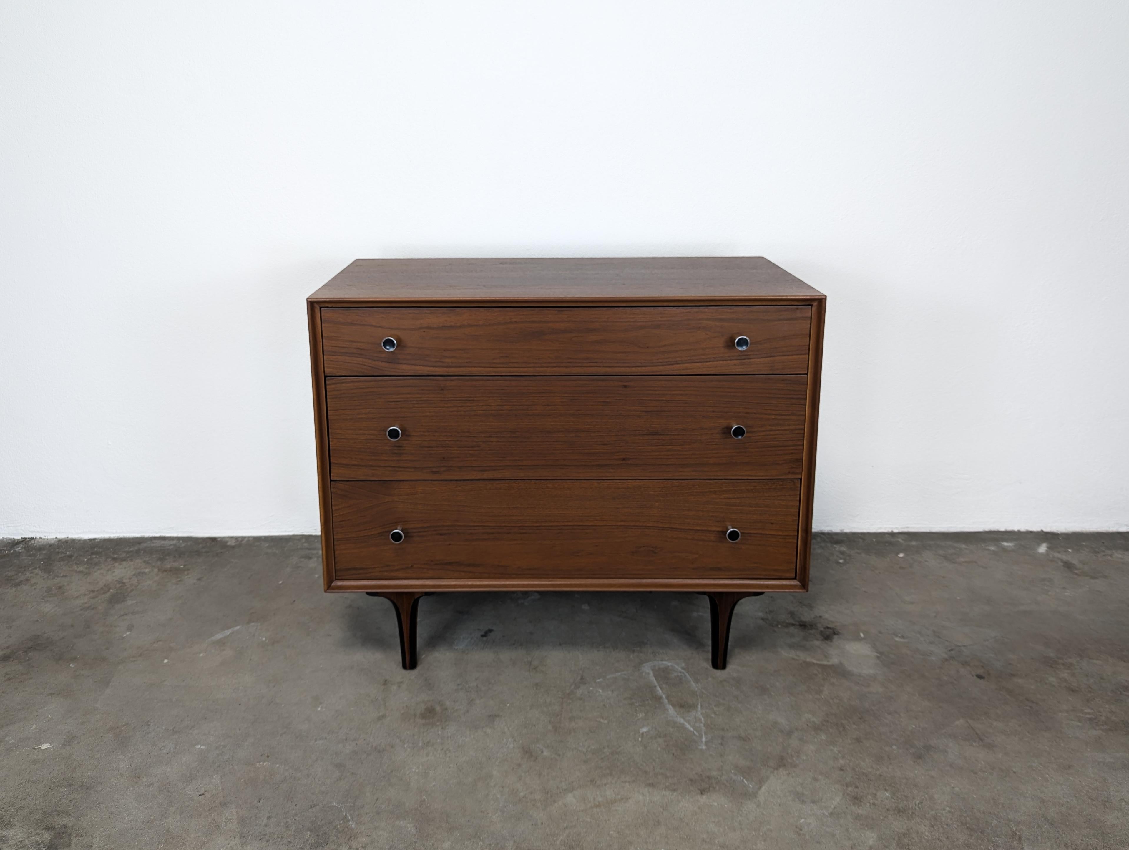 For sale is a stunning Mid-Century Modern walnut chest, expertly restored and designed by the renowned Richard Thompson for Glenn of California. This exquisite piece showcases a beautifully grained walnut frame, complemented by polished steel pulls