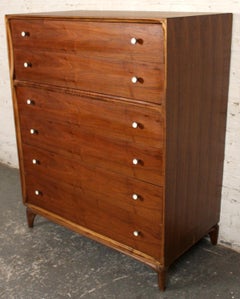 Moderne kommode aus nussbaumholz für die mitte des jahrhunderts von Vanleigh