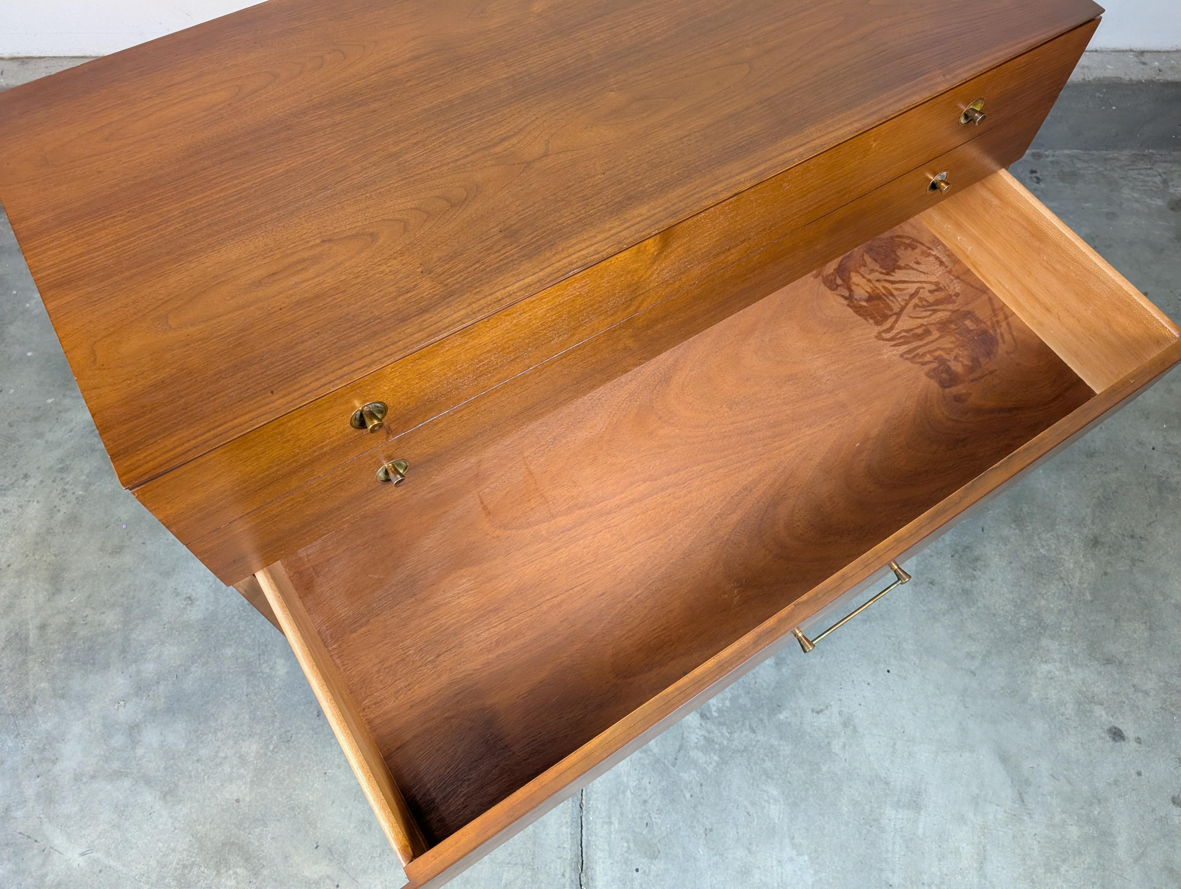 Mid Century Modern Nussbaum Kommode/Kommode von Basic Witz, 1960er Jahre im Angebot 3