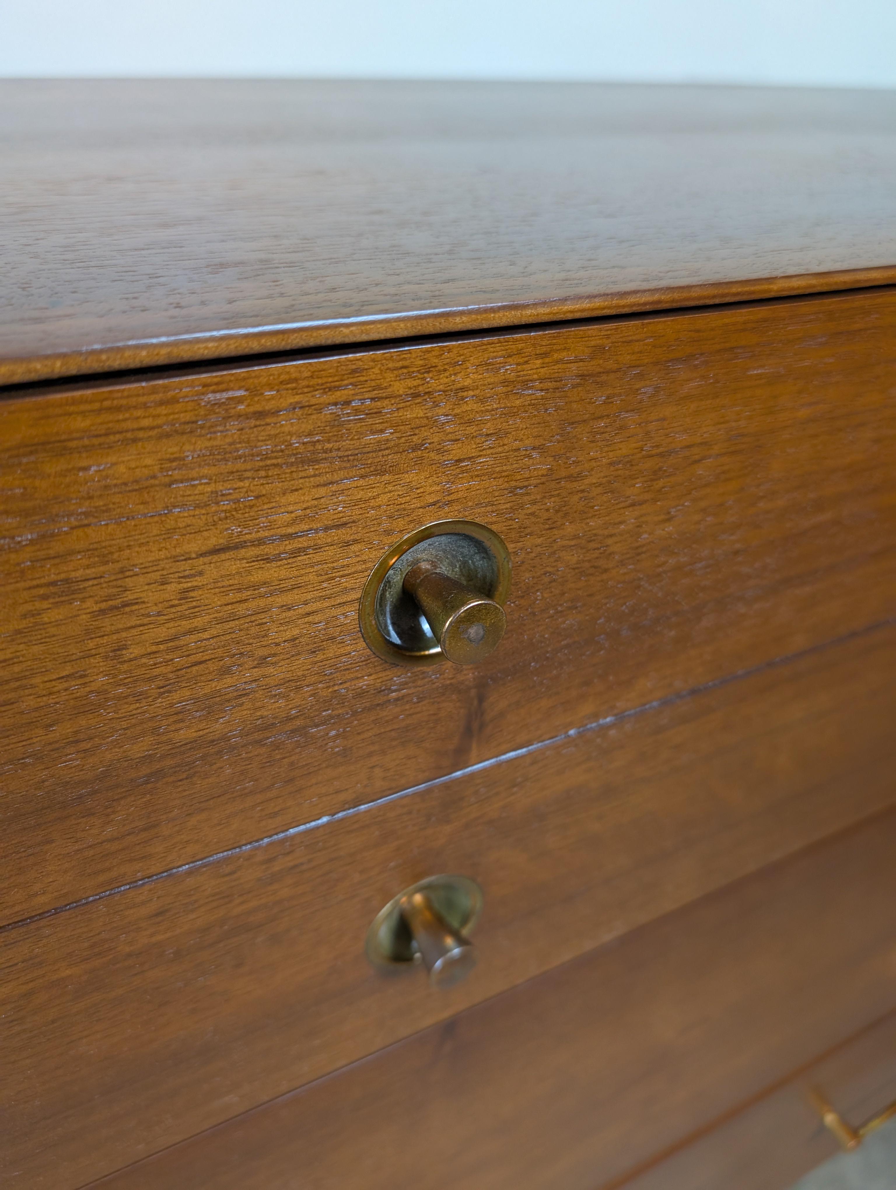 Mid Century Modern Nussbaum Kommode/Kommode von Basic Witz, 1960er Jahre im Angebot 5