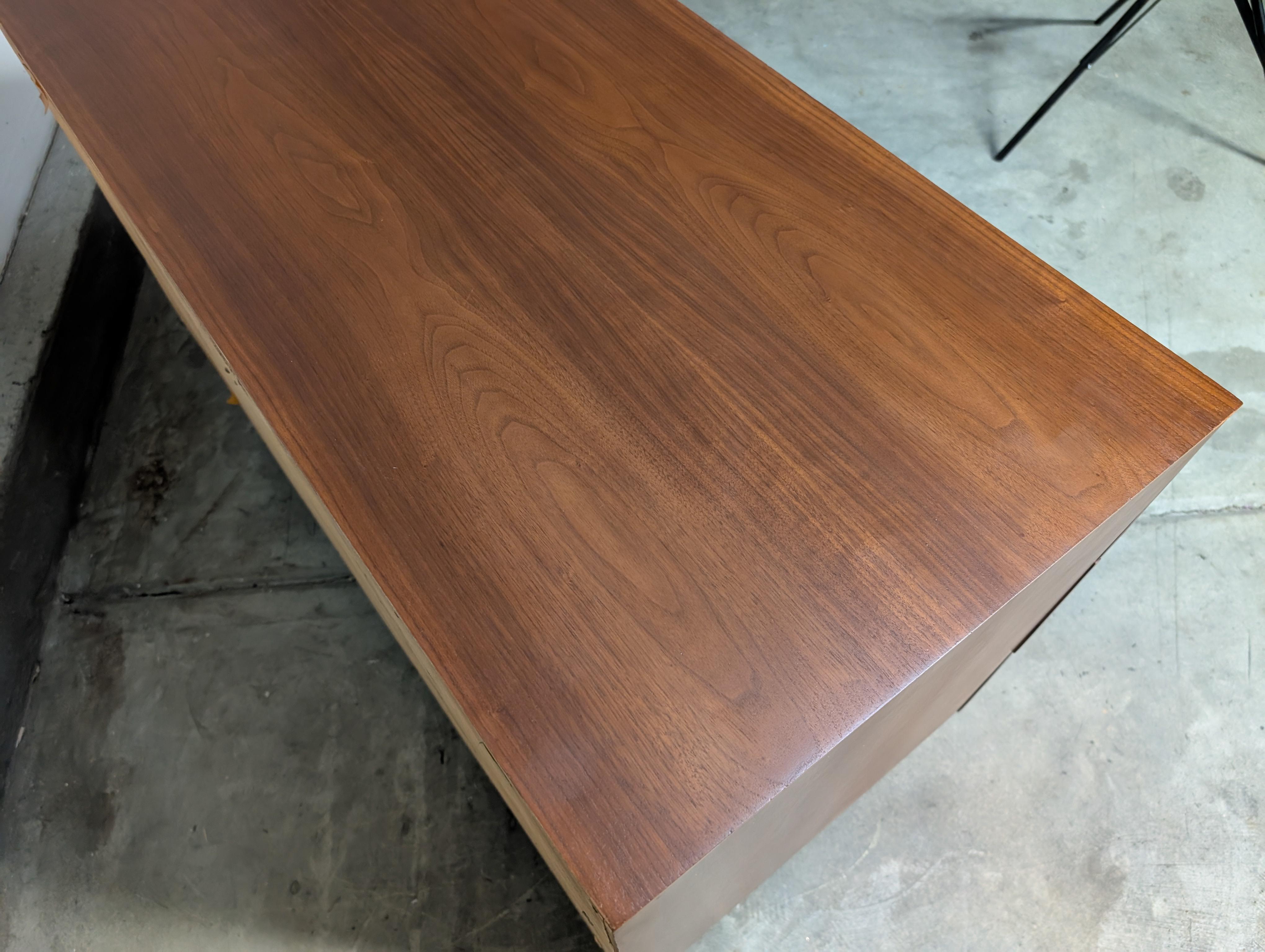 Mid Century Modern Nussbaum Kommode/Kommode von Basic Witz, 1960er Jahre im Angebot 8