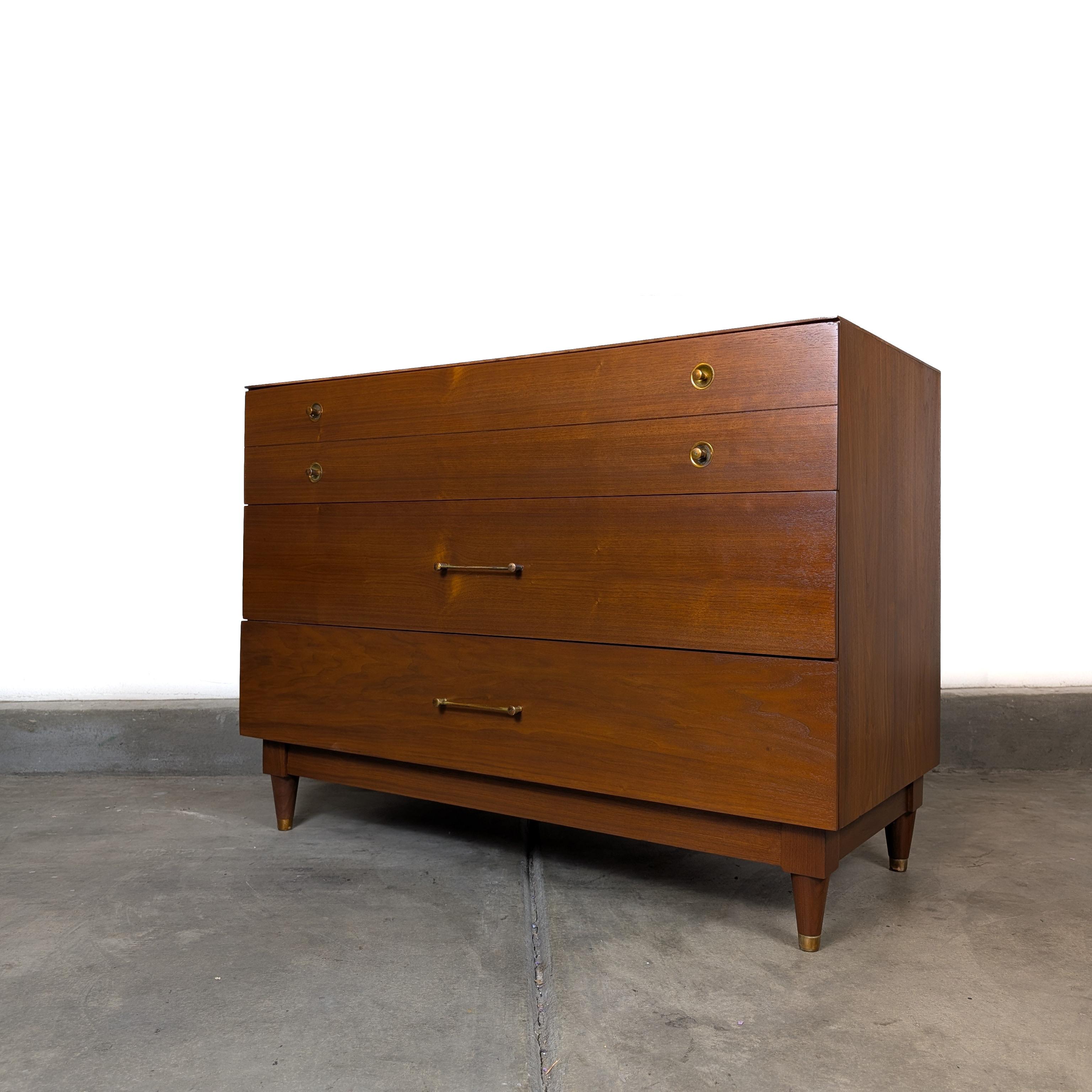 Wir präsentieren eine atemberaubende Vintage-Kommode aus Nussbaumholz von Basic Witz aus der Mitte des Jahrhunderts, ca. 1960 - ein wahres Zeugnis für zeitloses Design und hochwertige Handwerkskunst. Fachmännisch aufgearbeitet, um seine natürliche