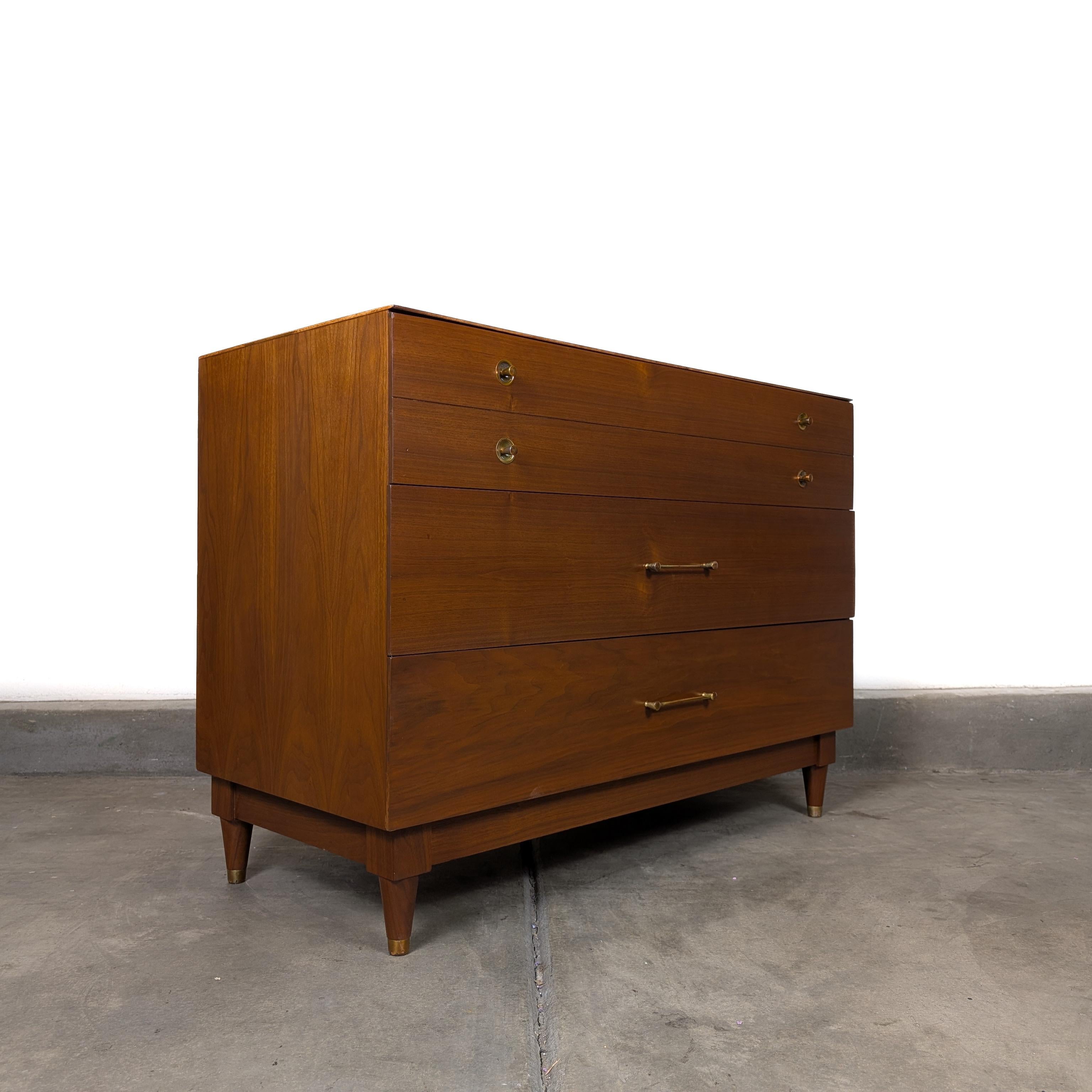 Mid Century Modern Nussbaum Kommode/Kommode von Basic Witz, 1960er Jahre (Moderne der Mitte des Jahrhunderts) im Angebot