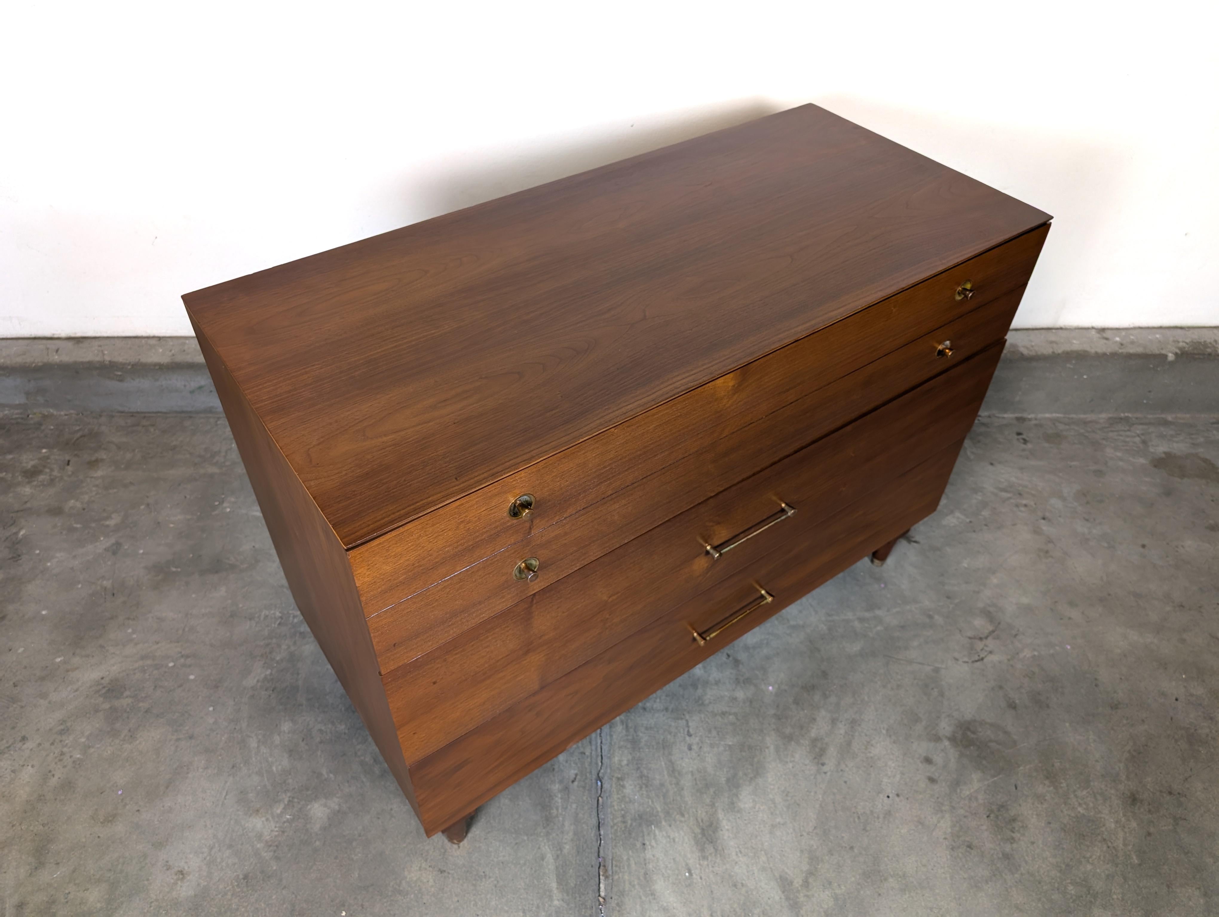 Mid Century Modern Nussbaum Kommode/Kommode von Basic Witz, 1960er Jahre (amerikanisch) im Angebot