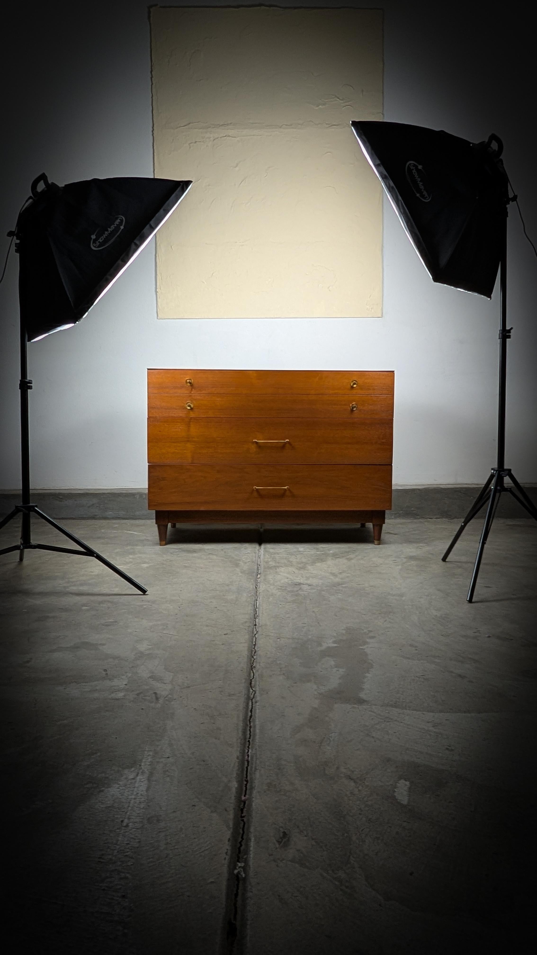 Mid Century Modern Nussbaum Kommode/Kommode von Basic Witz, 1960er Jahre im Zustand „Hervorragend“ im Angebot in Chino Hills, CA
