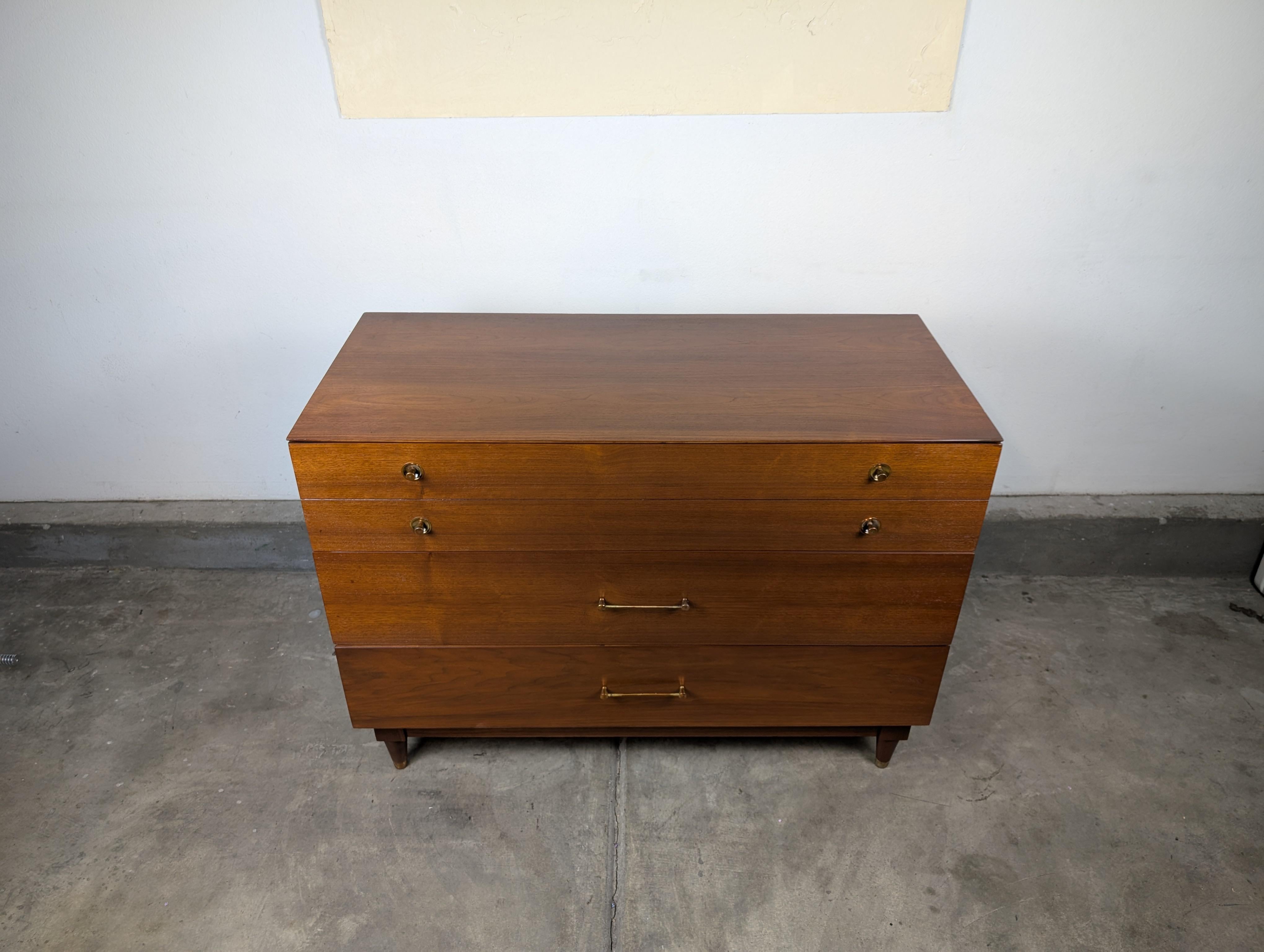Mid Century Modern Nussbaum Kommode/Kommode von Basic Witz, 1960er Jahre (Mitte des 20. Jahrhunderts) im Angebot