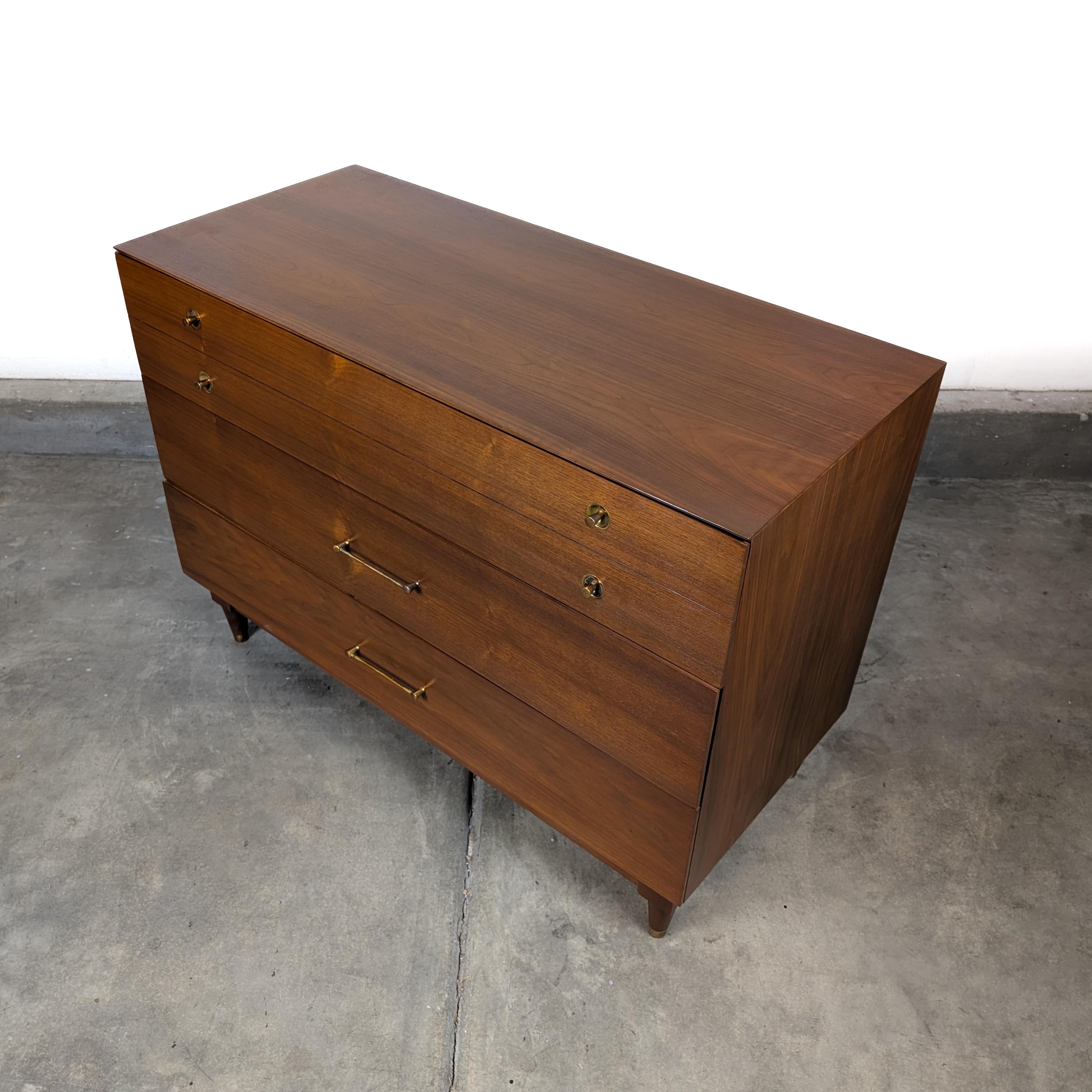 Mid Century Modern Nussbaum Kommode/Kommode von Basic Witz, 1960er Jahre (Walnuss) im Angebot