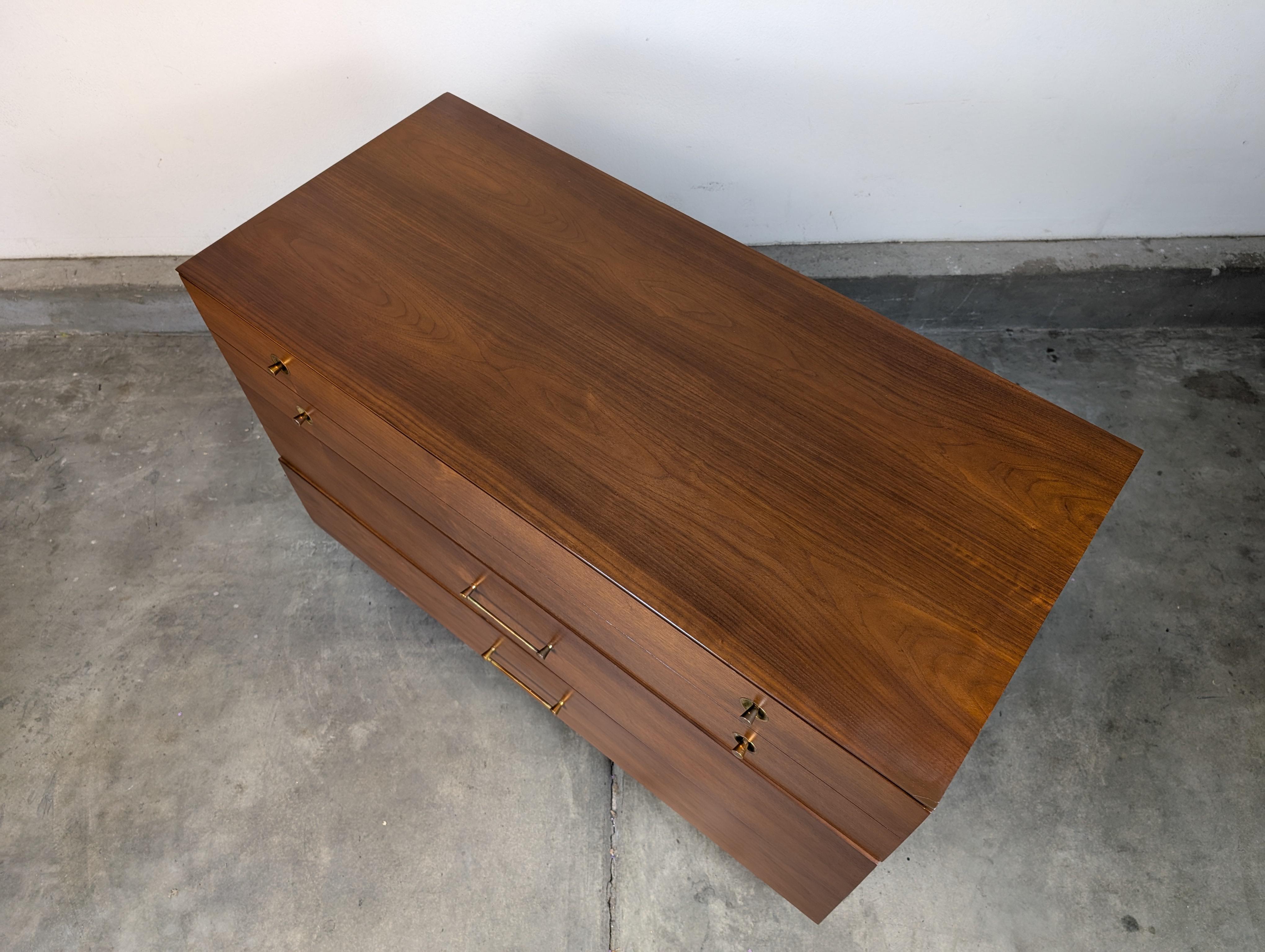 Mid Century Modern Nussbaum Kommode/Kommode von Basic Witz, 1960er Jahre im Angebot 1