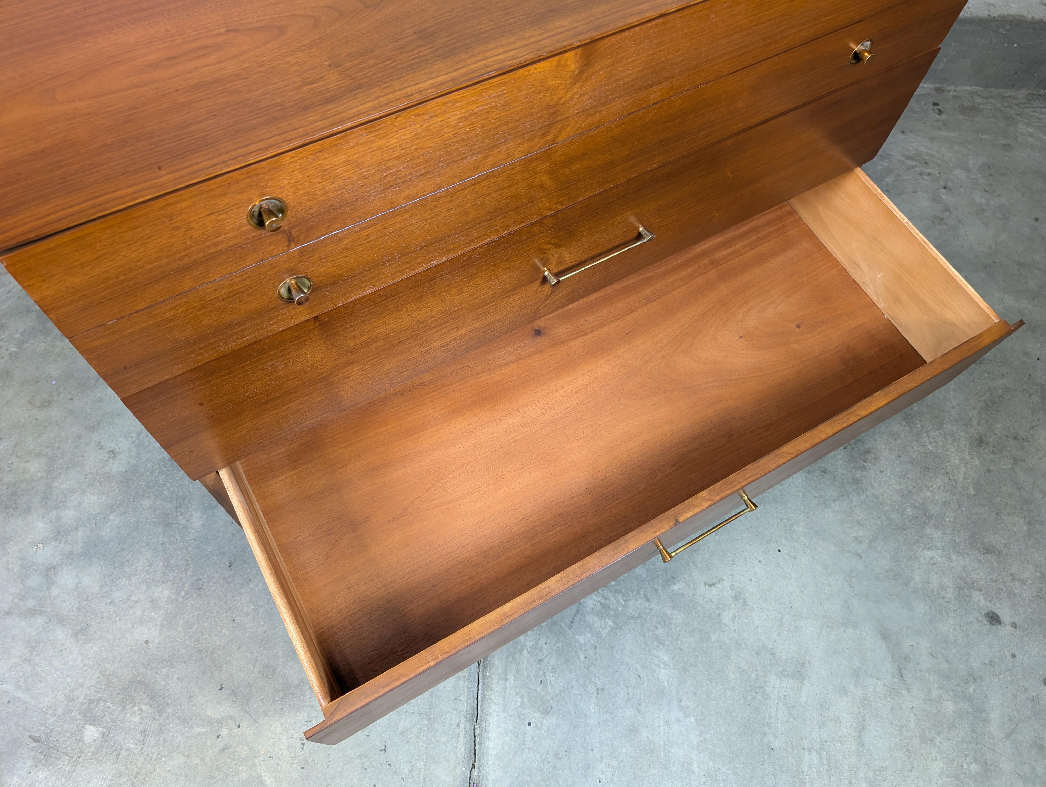 Mid Century Modern Nussbaum Kommode/Kommode von Basic Witz, 1960er Jahre im Angebot 2