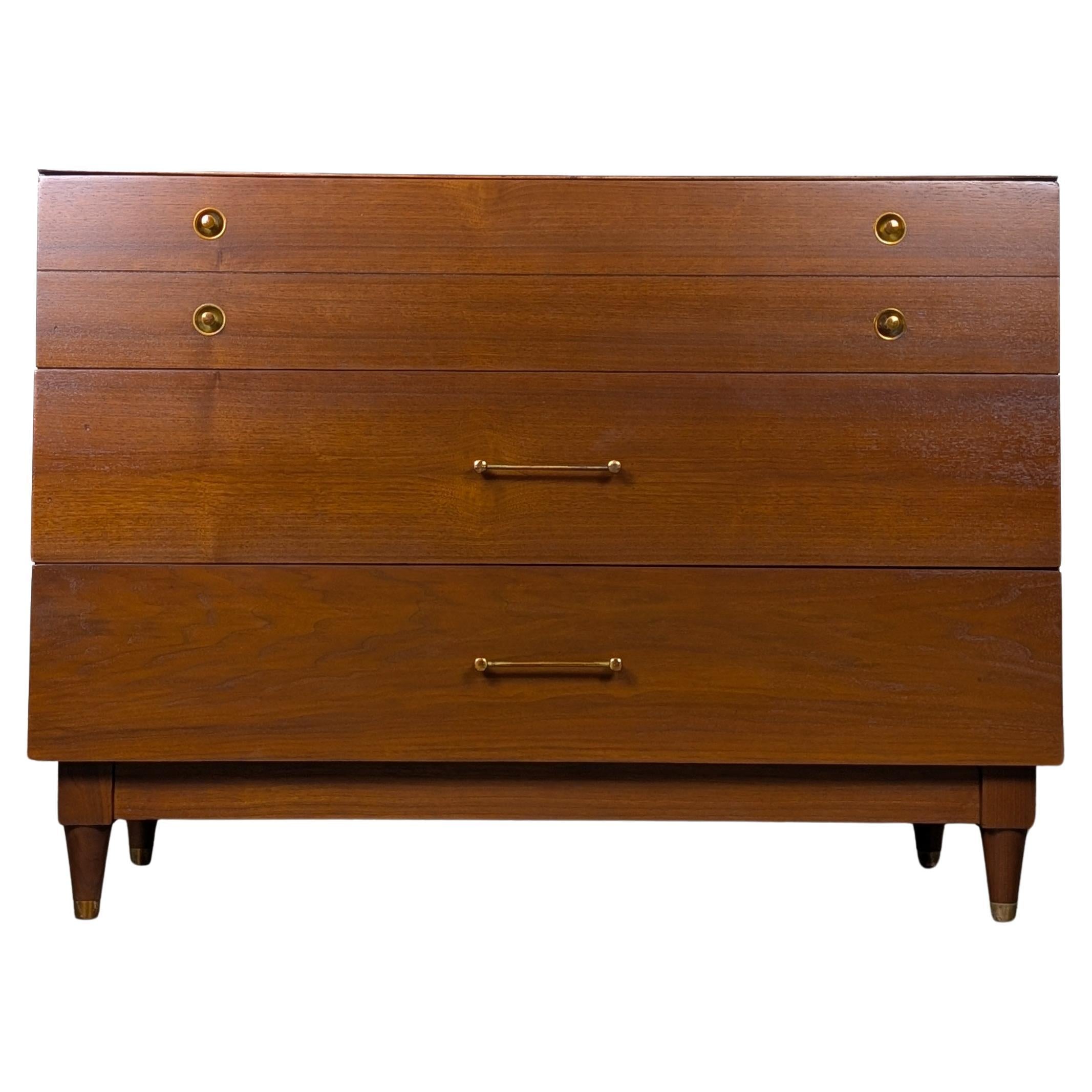 Mid Century Modern Nussbaum Kommode/Kommode von Basic Witz, 1960er Jahre im Angebot