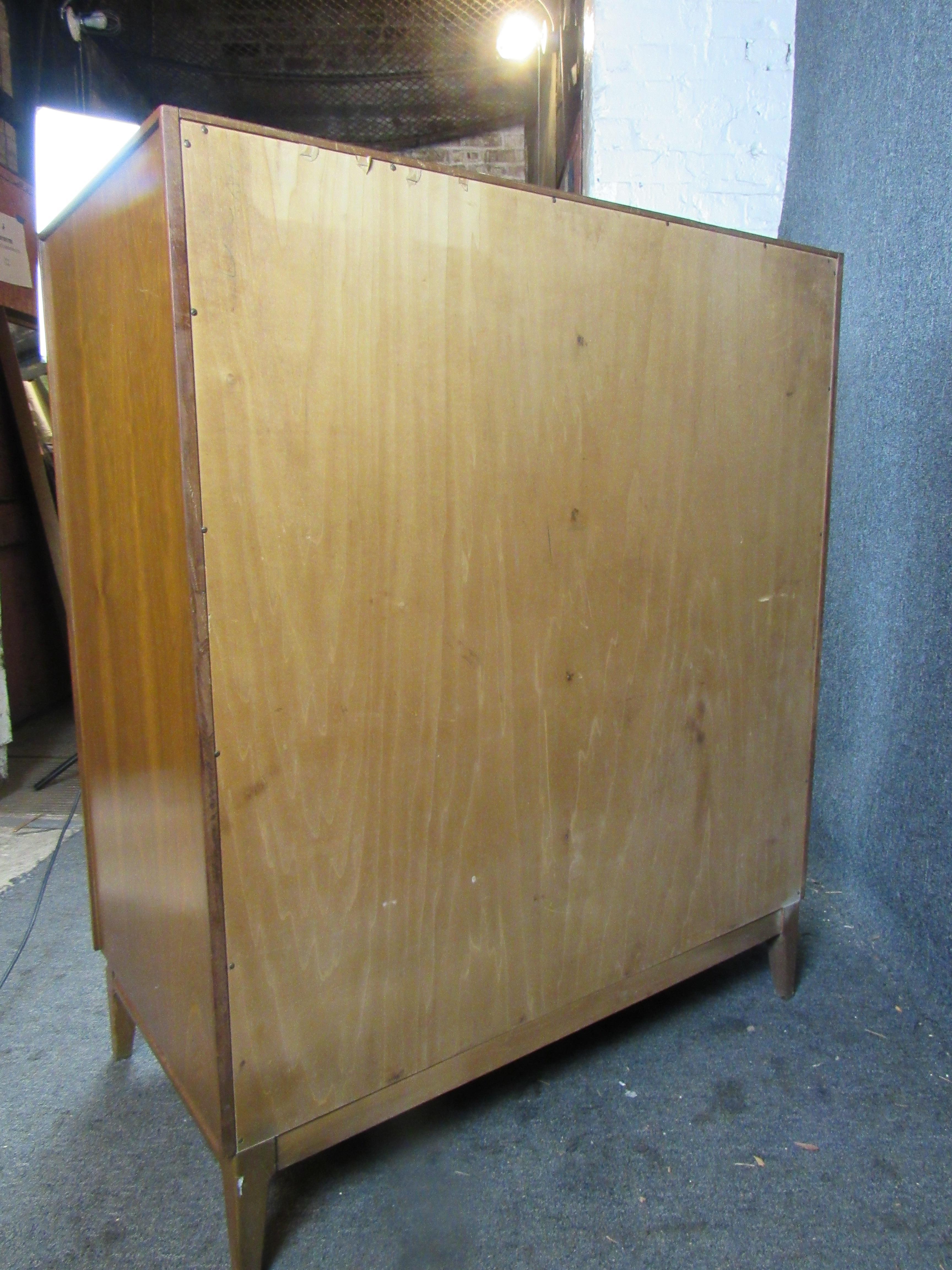 Mid-Century Modern Walnut Chest of Drawers For Sale 6